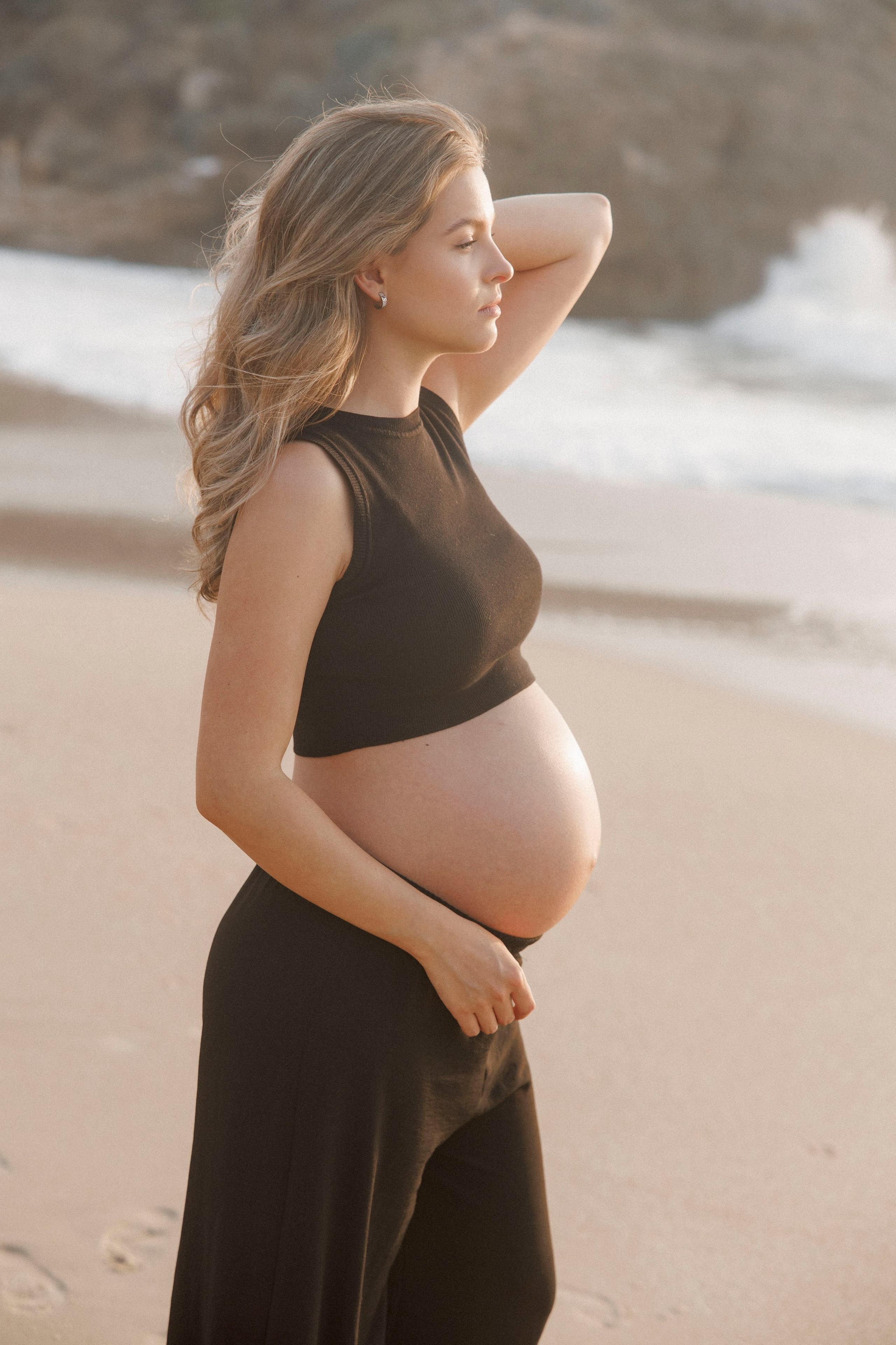 Pregnancy photoshoot near the sea (cloudy weather). Главная