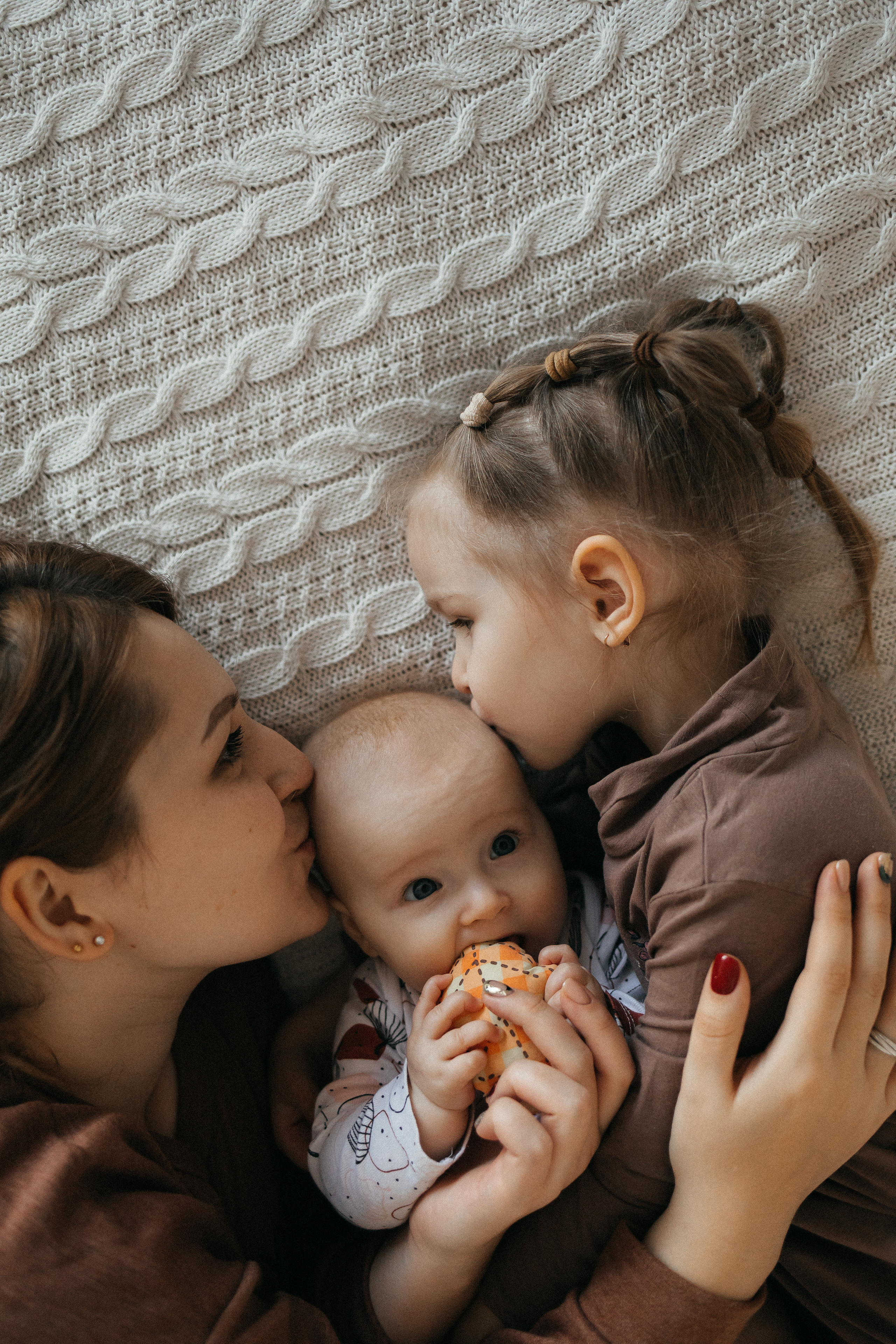 Вика, Костя, Майа, Тая. Главная