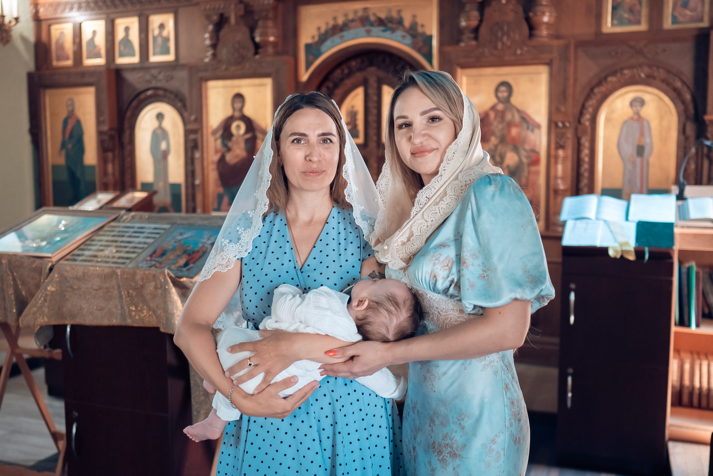 Крещение в храме святого Феодора Ушакова Севастополь. Фотограф церковных Таинств Луганск