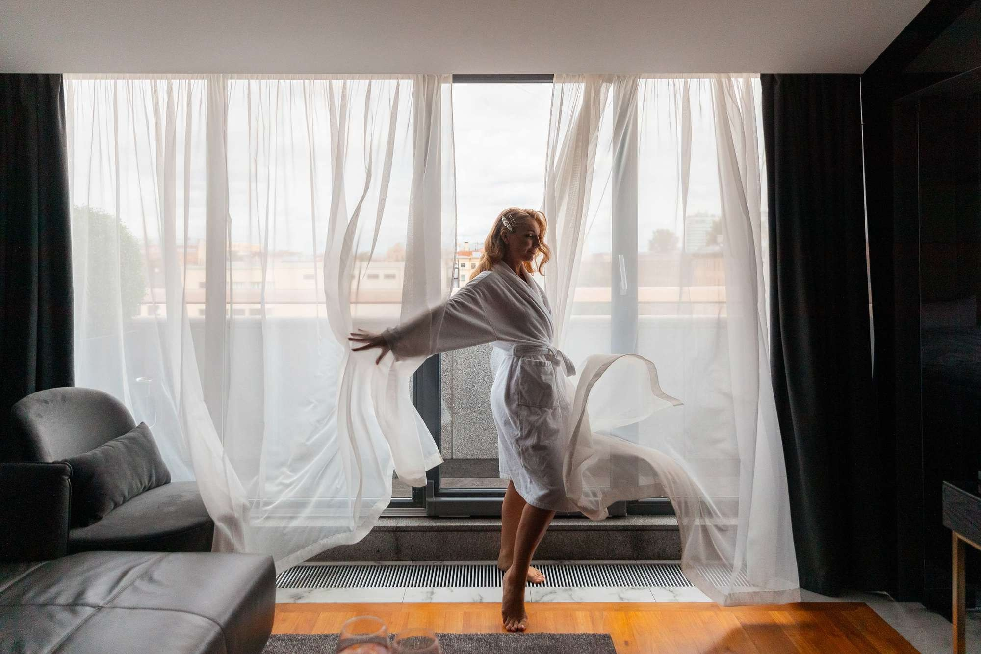 Невеста в номере отеля