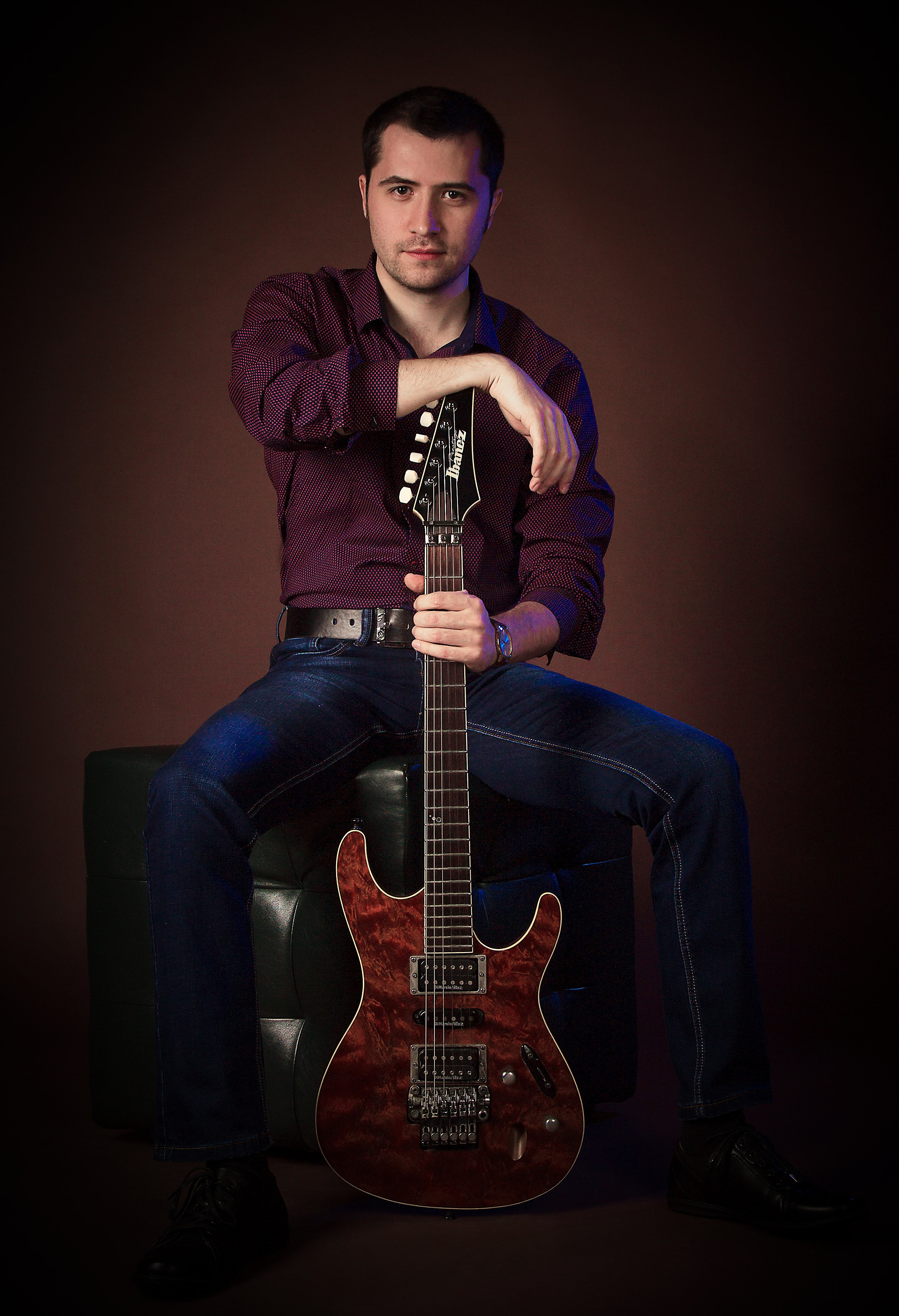 Мужской портрет с гитарой. Фотограф Наталья Матвеева