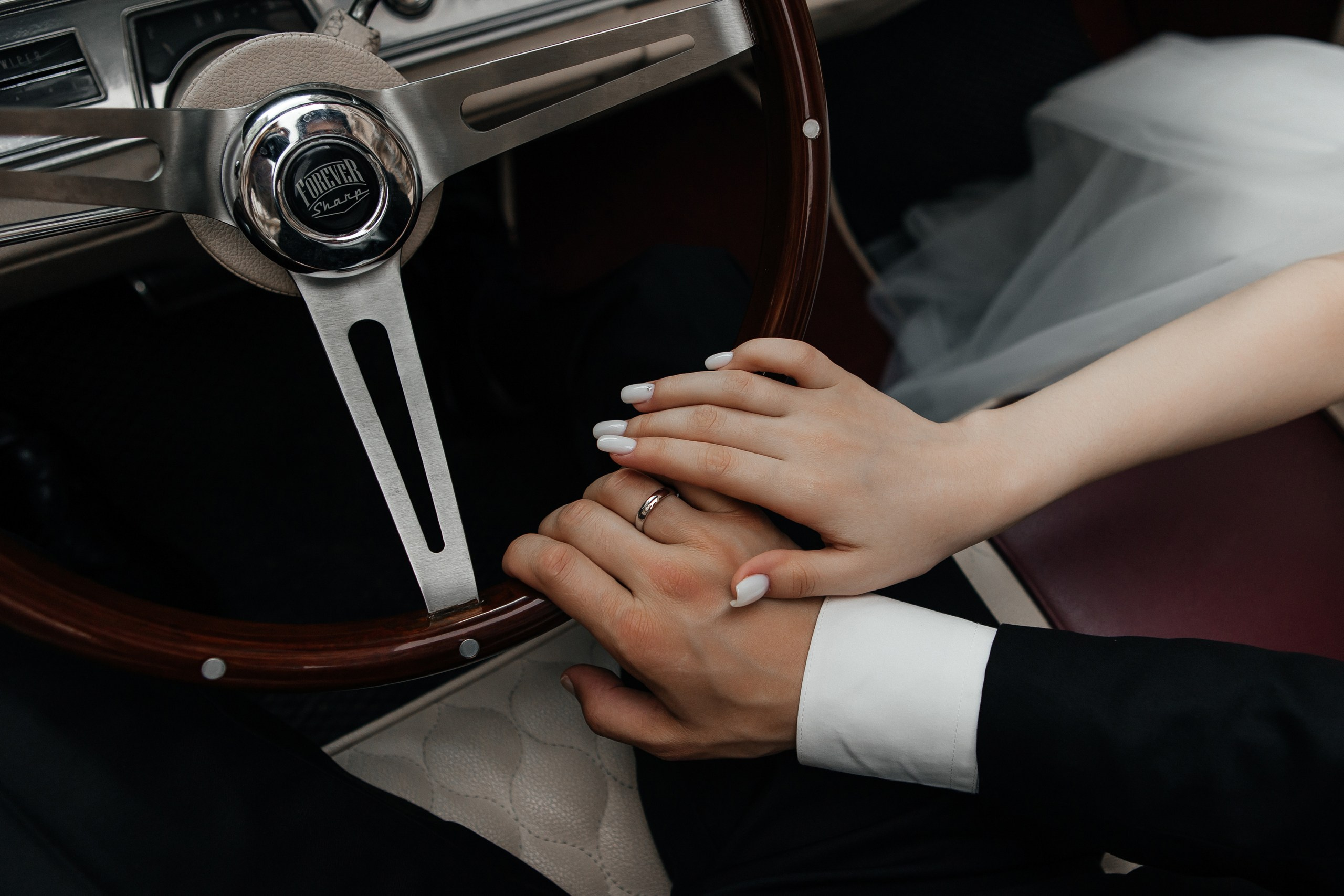 Свадебная фотосессия в кабриолете кадиллак