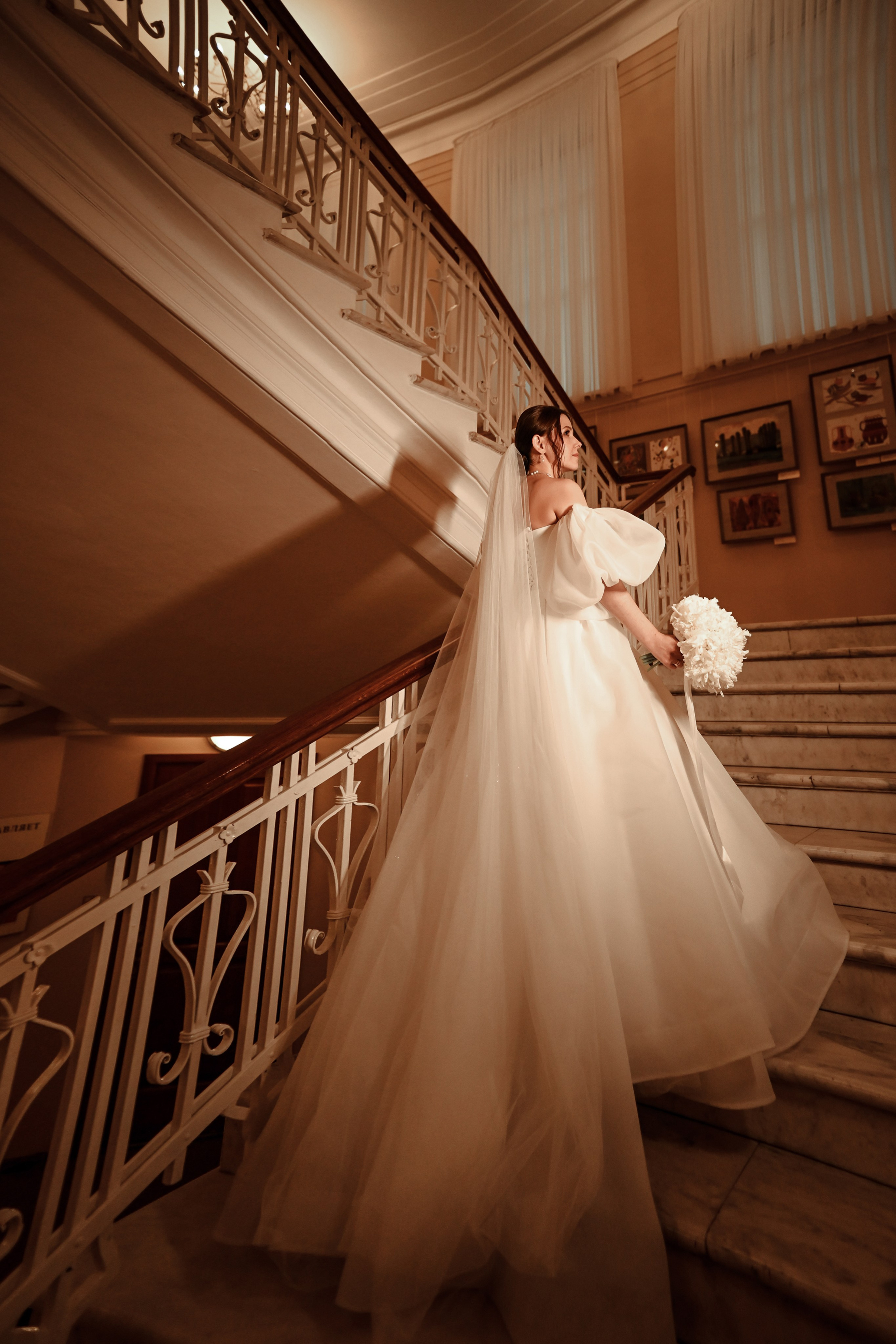 Небольшая свадебная серия в музее и прогулкой под дождем Эльмиры и Ризата. Свадебный, семейный, детский, контент фотограф в Омске Максим Ильин