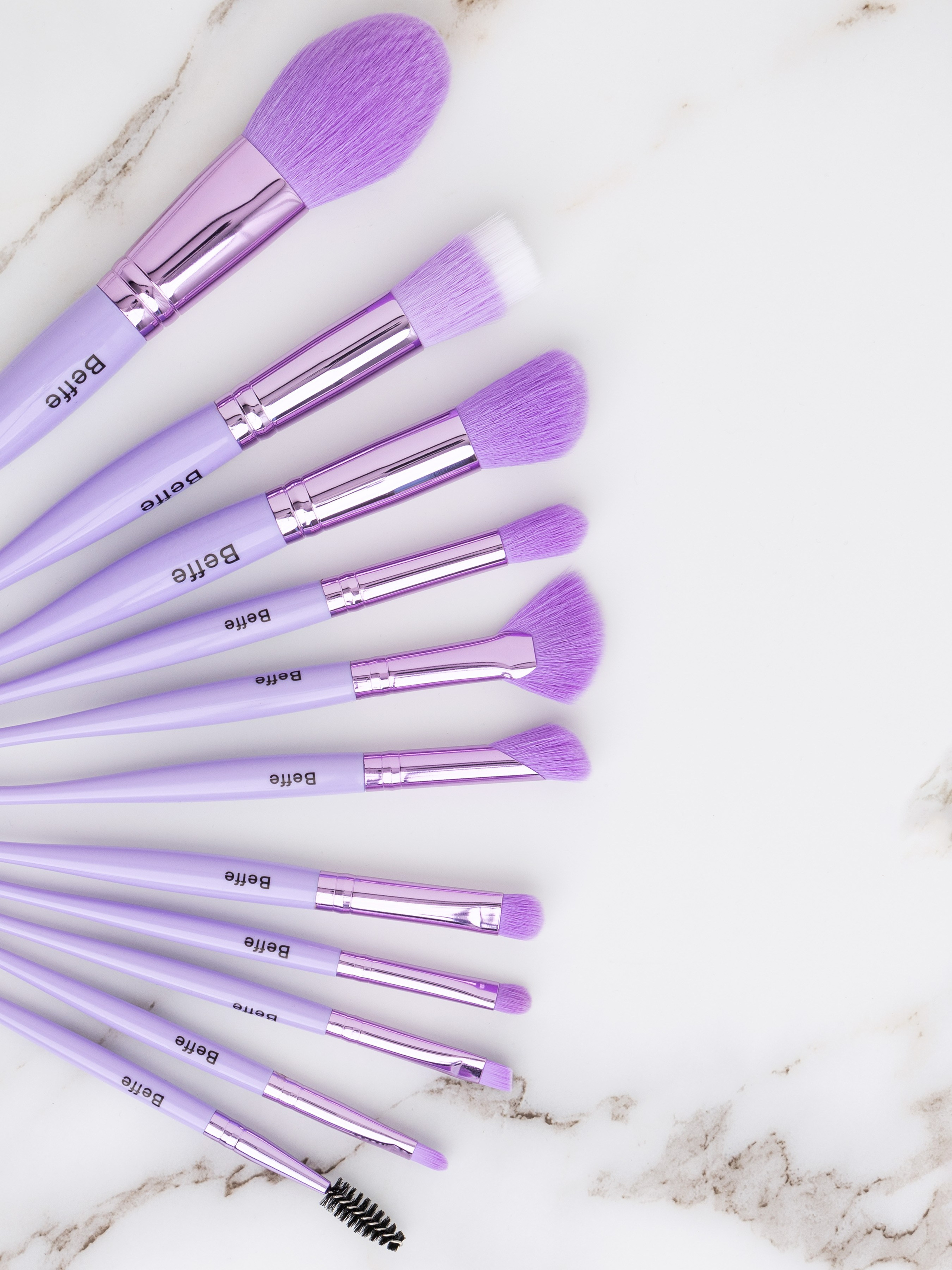 Набор кистей на белом мраморе | Фото для косметического бренда