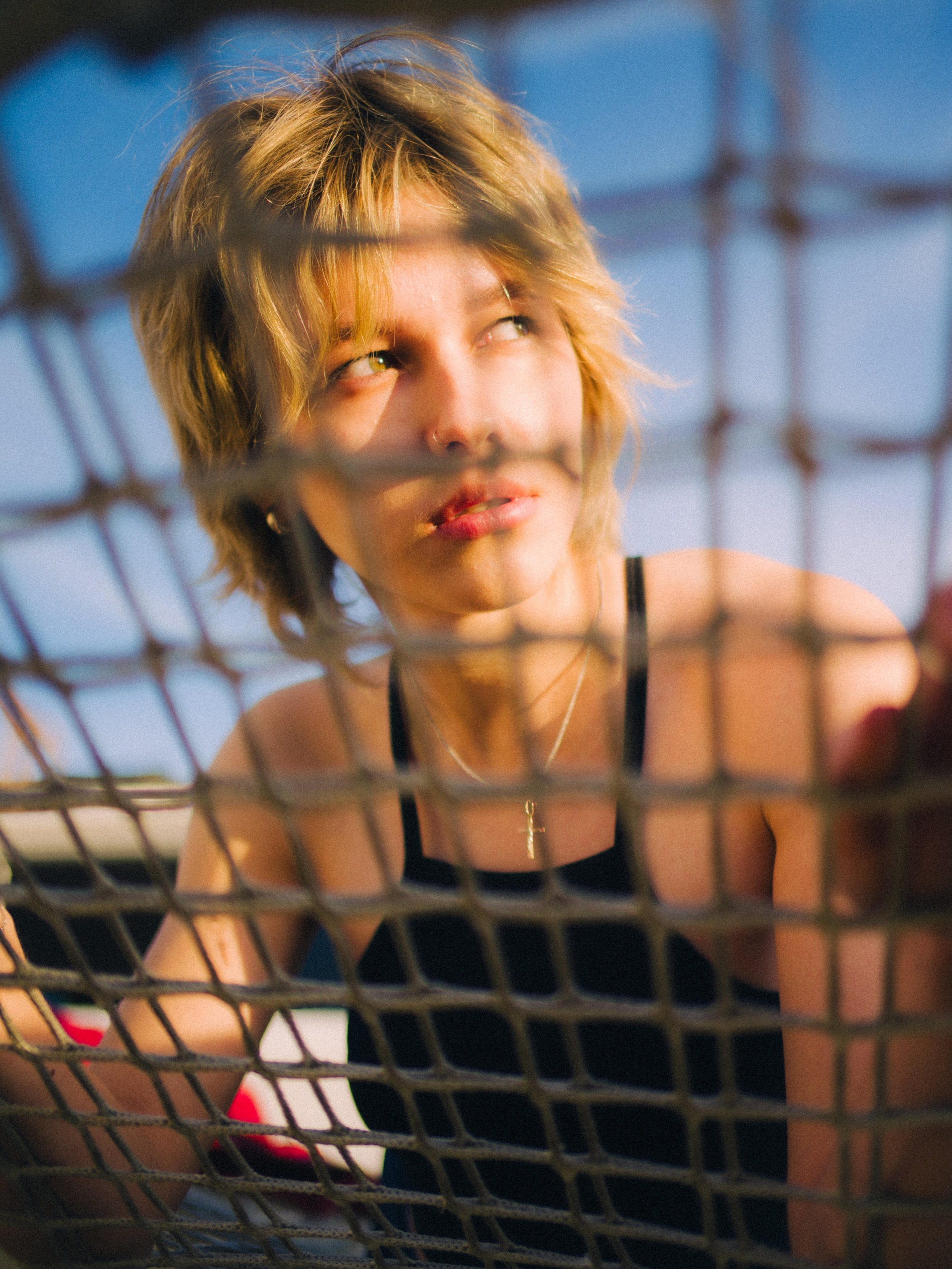 Вика среди заброшенных кораблей. Главная