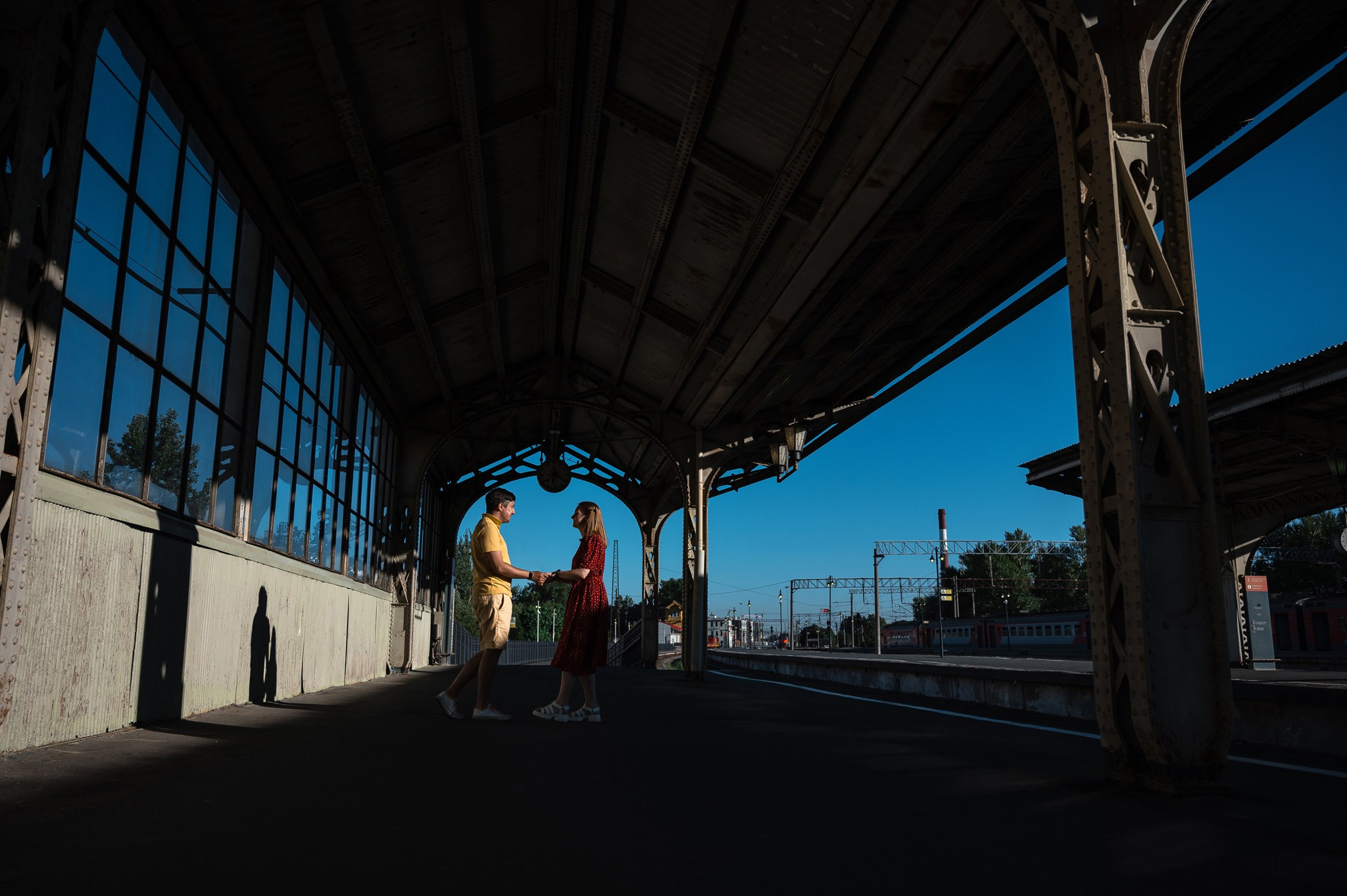 Пара на Витебском вокзале. Свадебный и семейный фотограф из Санкт-Петербурга Климов Анатолий