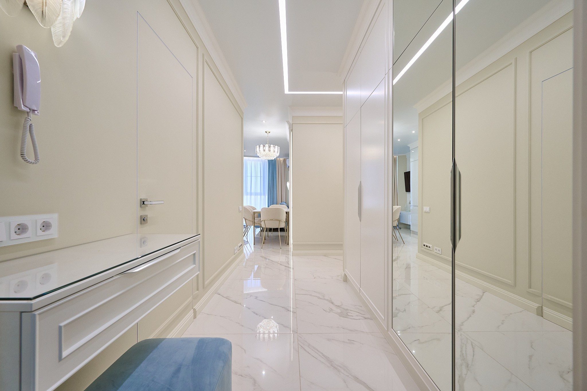 белая тумбочка голубой пуфик зеркало 