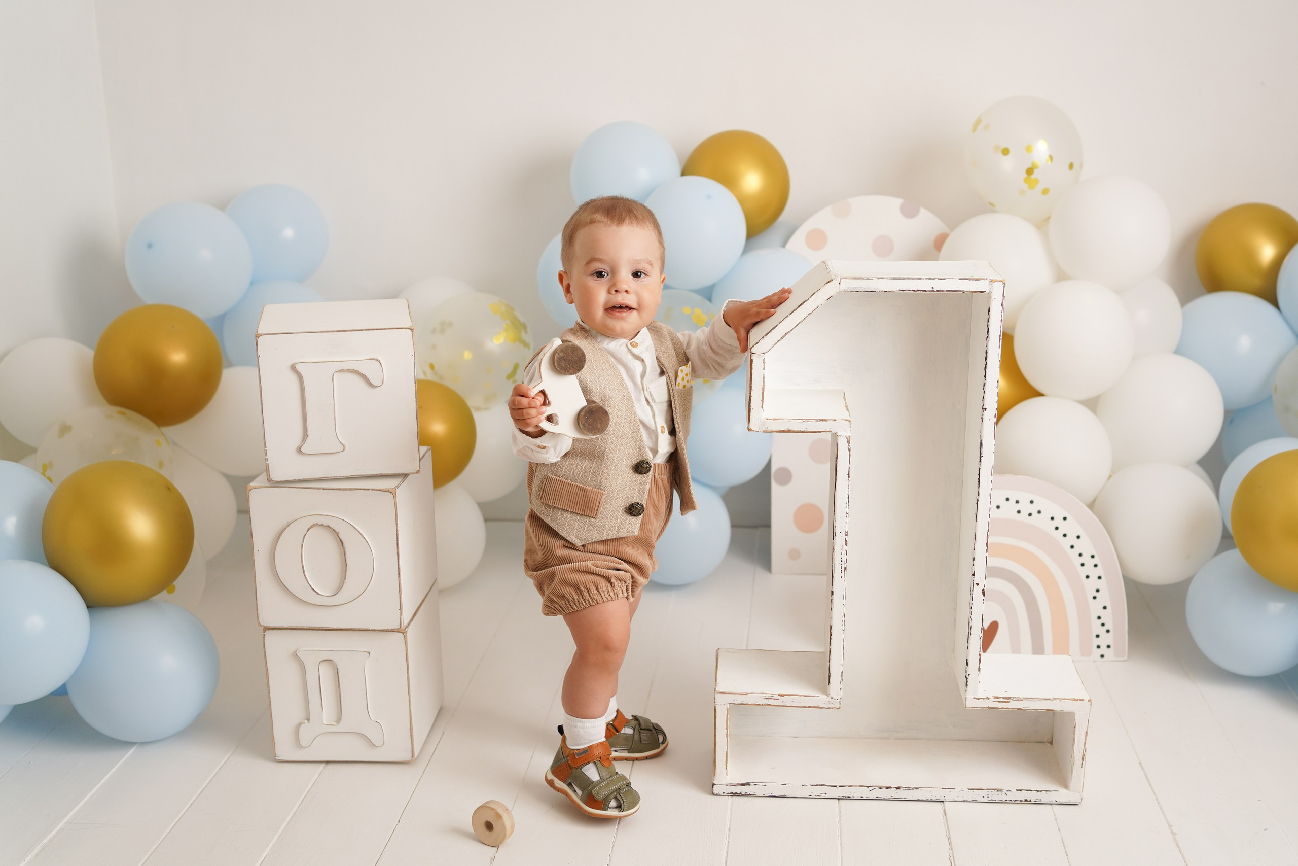 Фотограф подготовил большие кубики Год и цифру один.