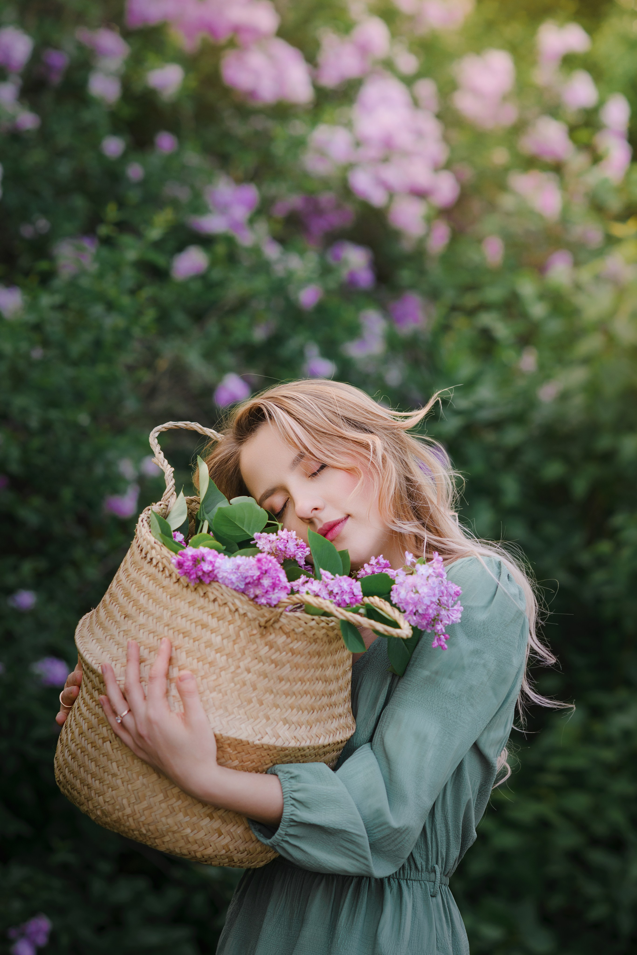 Прогулочная портретная фотосессия в сирени. Портрет девушки в сирени. Фотограф в Симферополе и по Крыму Ольга Топоривская.