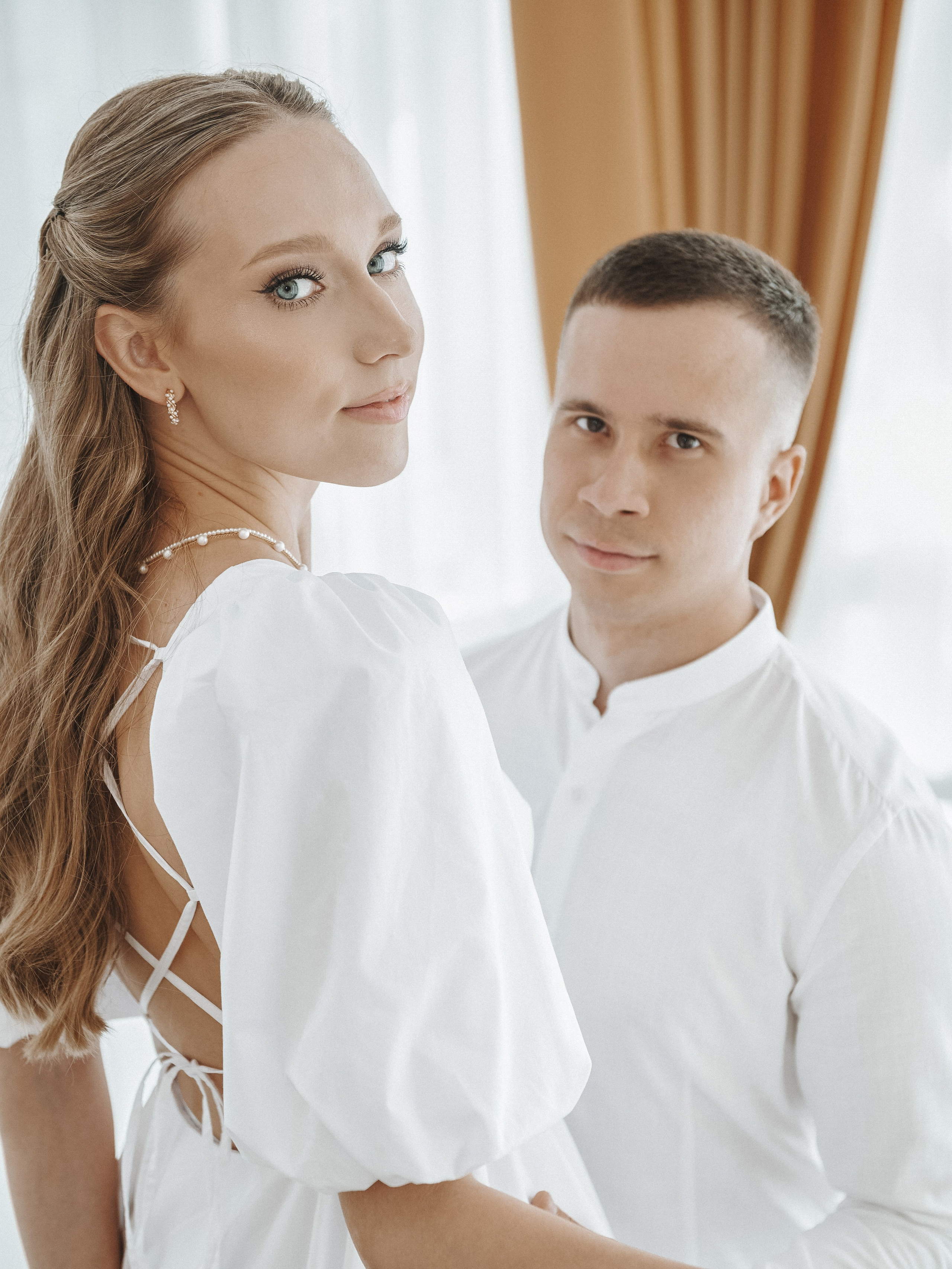 Элегантная пара на прогулке у ЖК Чикаго — сочетание стиля и динамики большого города.