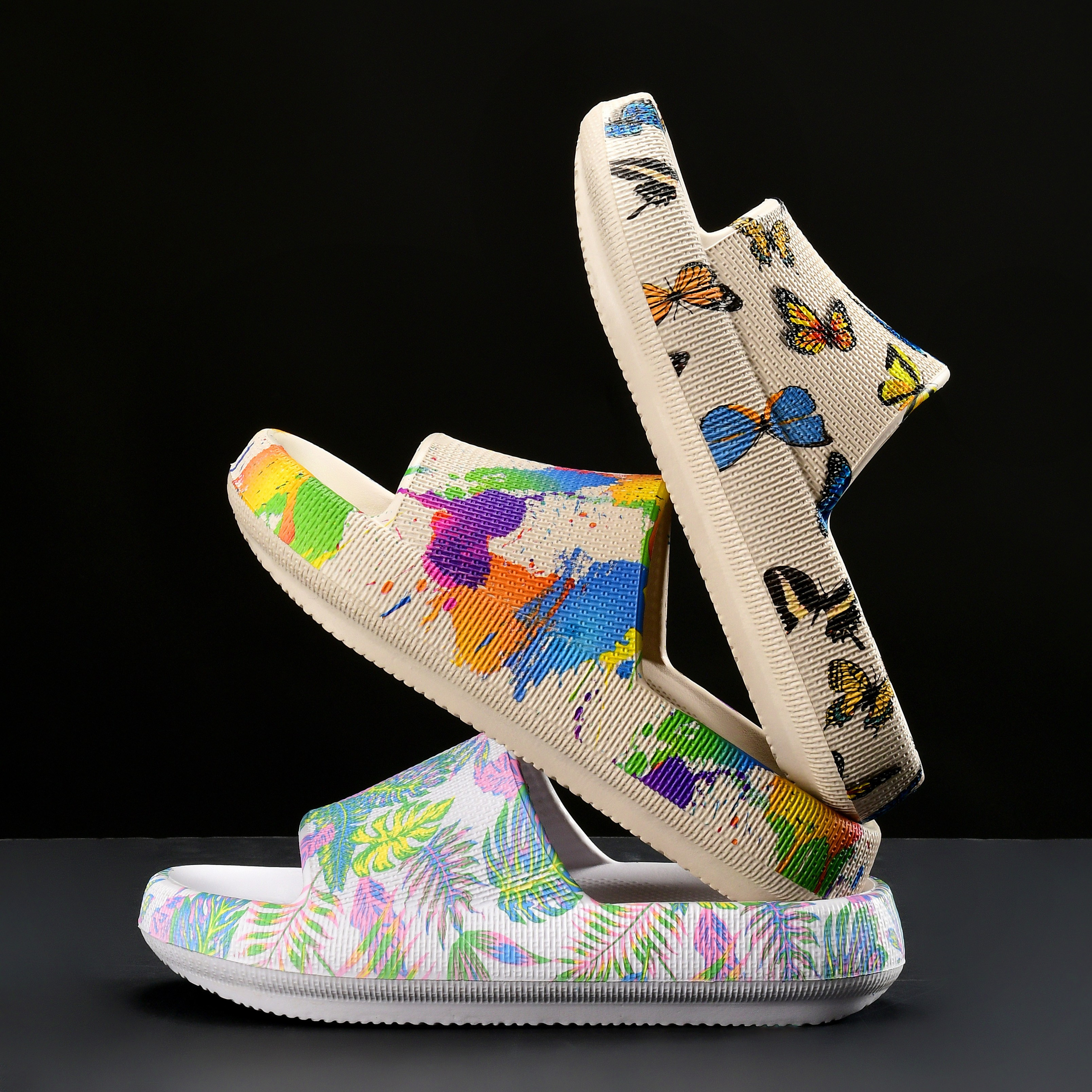 три тапочки разных цветов на черно-сером фоне