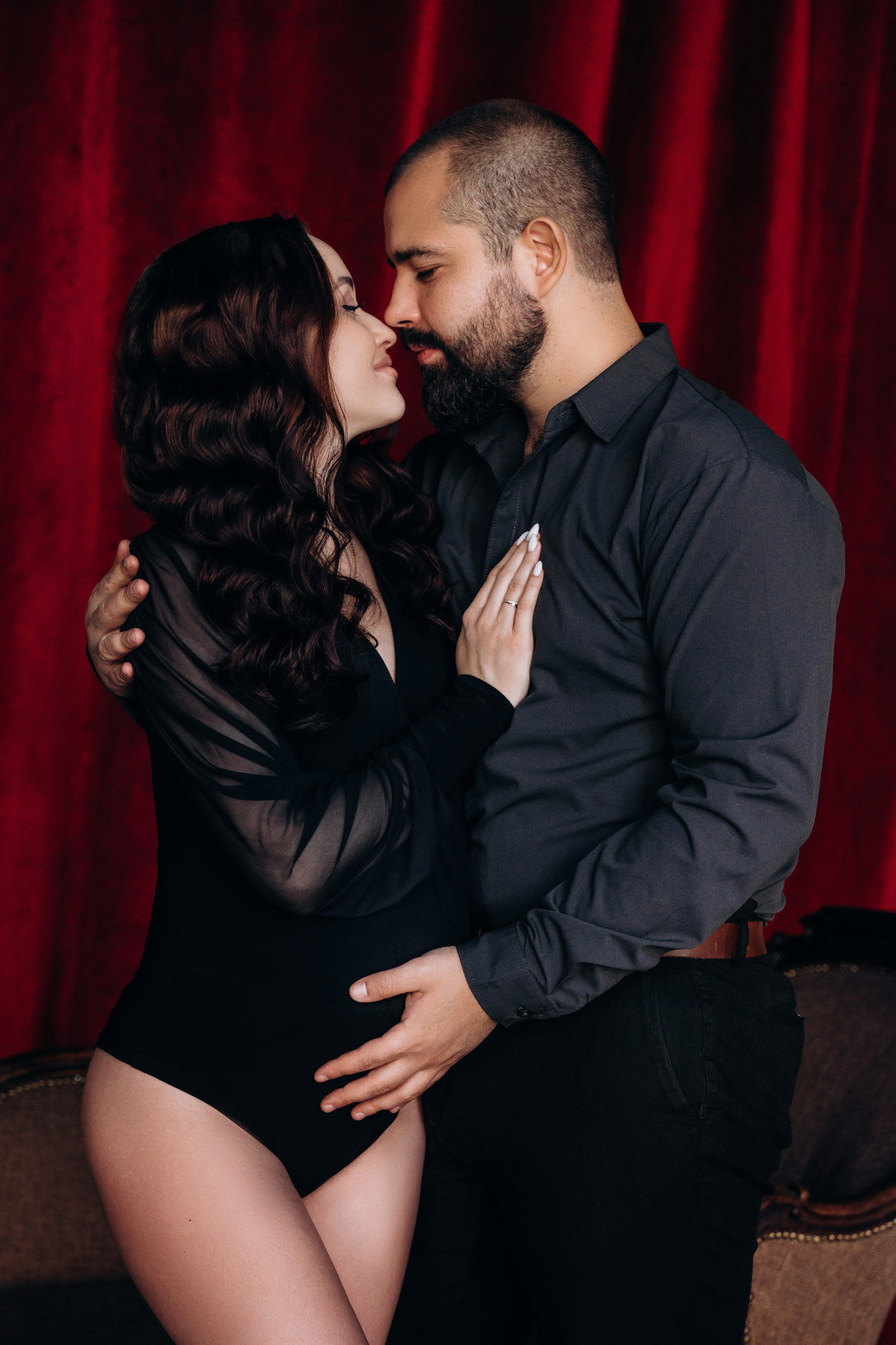 Мария и Никита — фотосессия беременности в интерьерном зале. Фотограф беременных в СПб — Елена Александрова