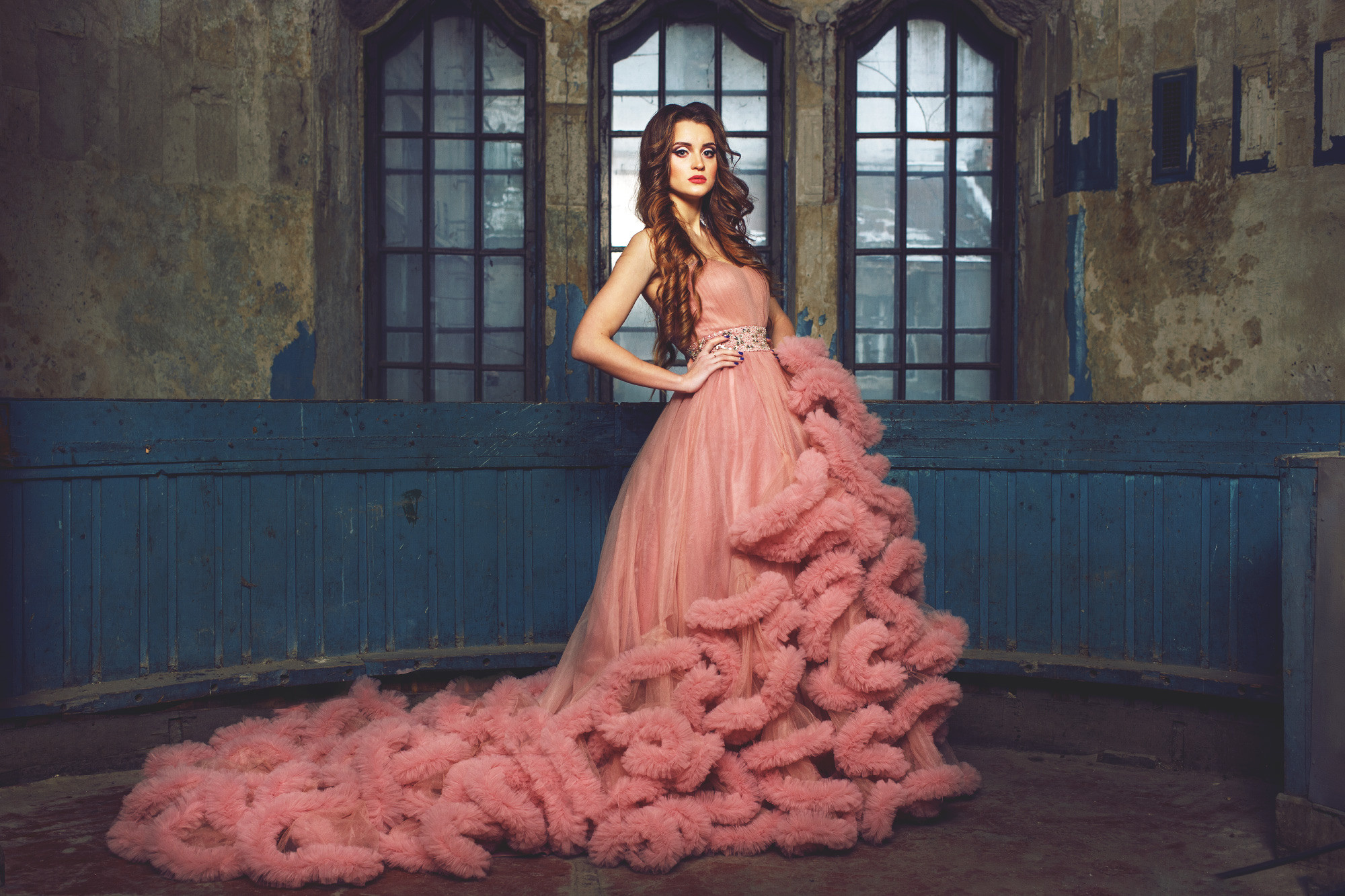 Фотосессия в розовом платье в старинном особняке