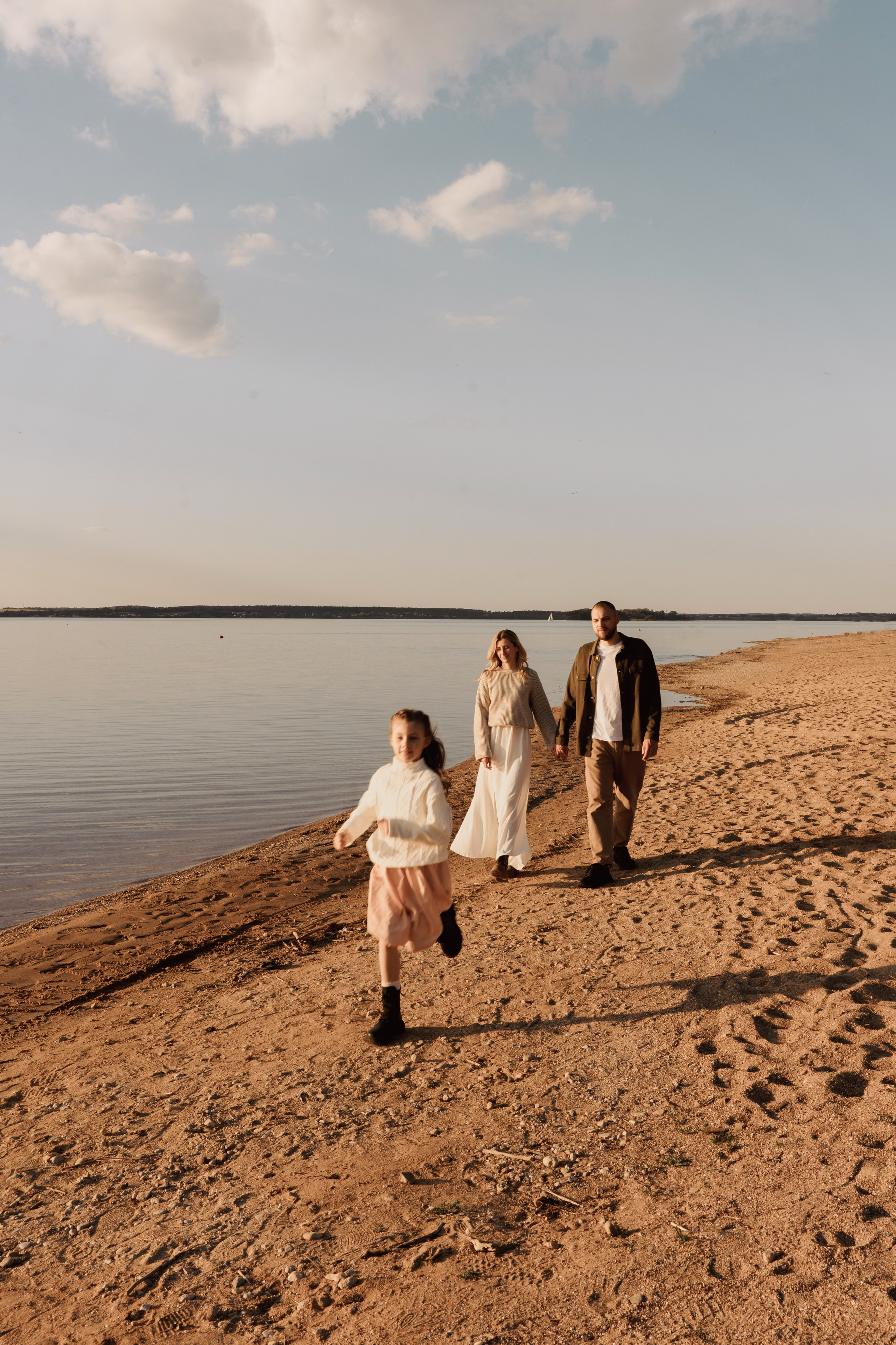 Весеннее тепло семьи на берегу Минского моря. Ваш семейный фотограф в Минске — Вика Трегубова