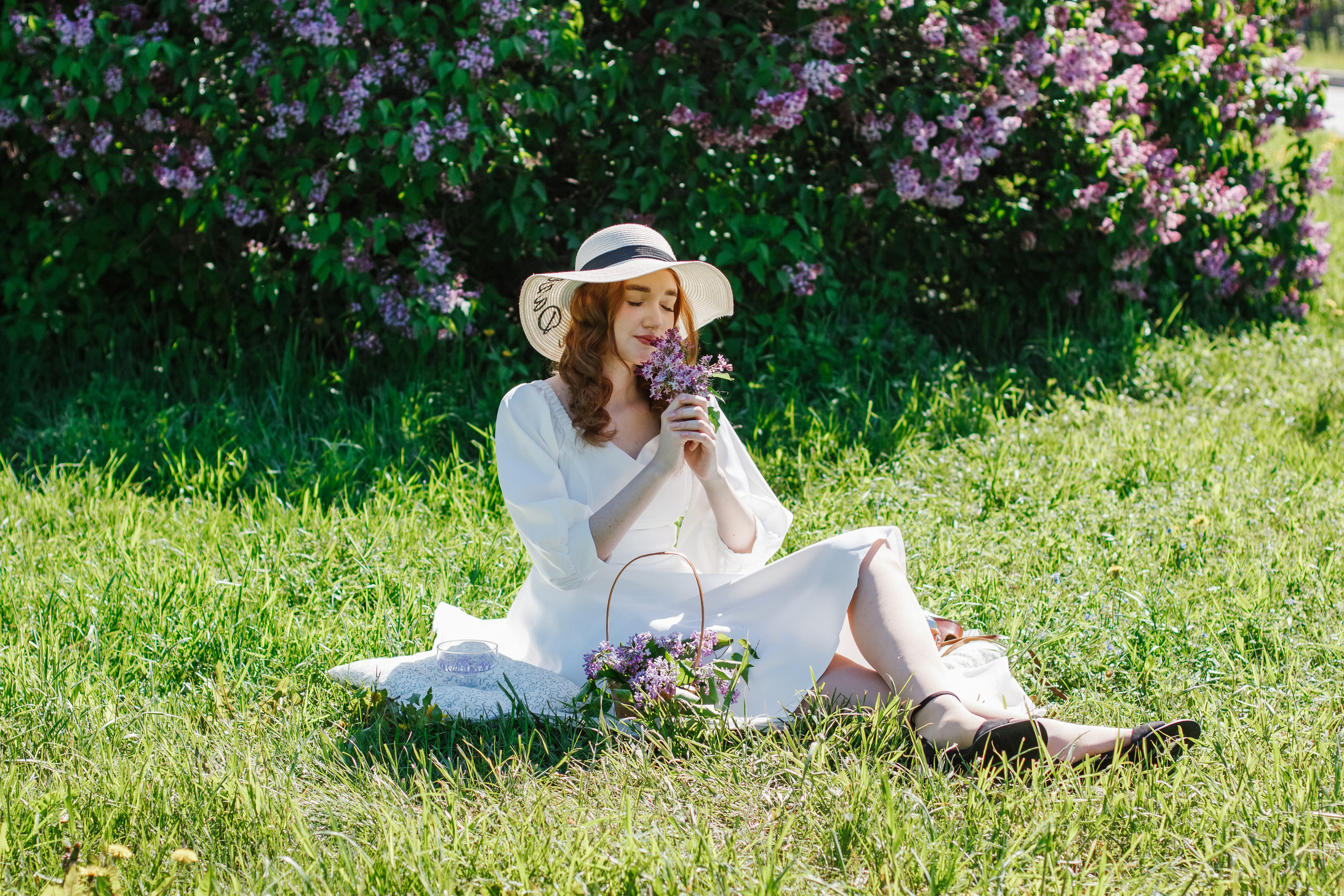 Фотосессия с цветущей сиренью. Контентный фотограф в Перми Натали Кытманова