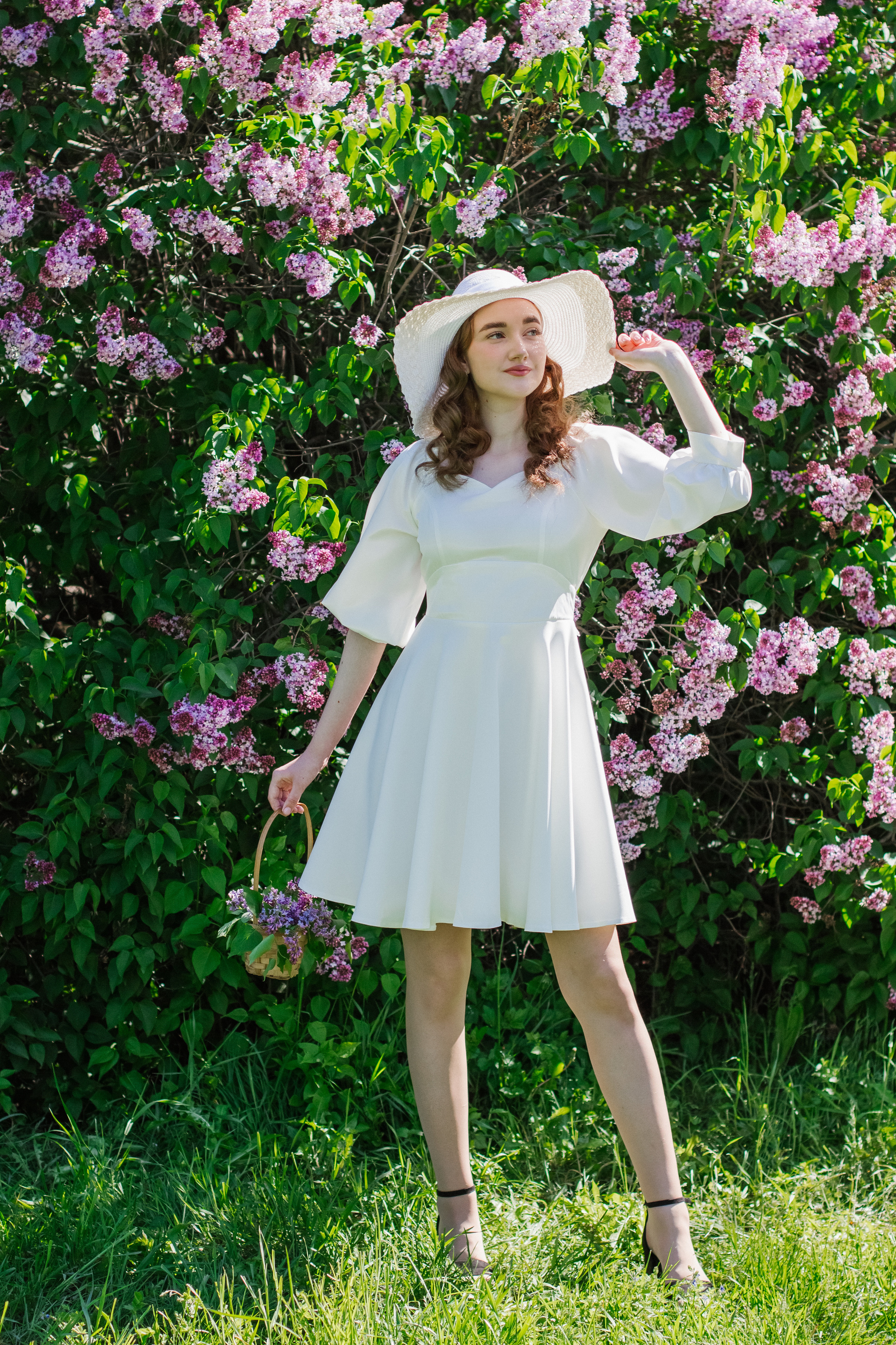 Фотосессия с цветущей сиренью. Контентный фотограф в Перми Натали Кытманова