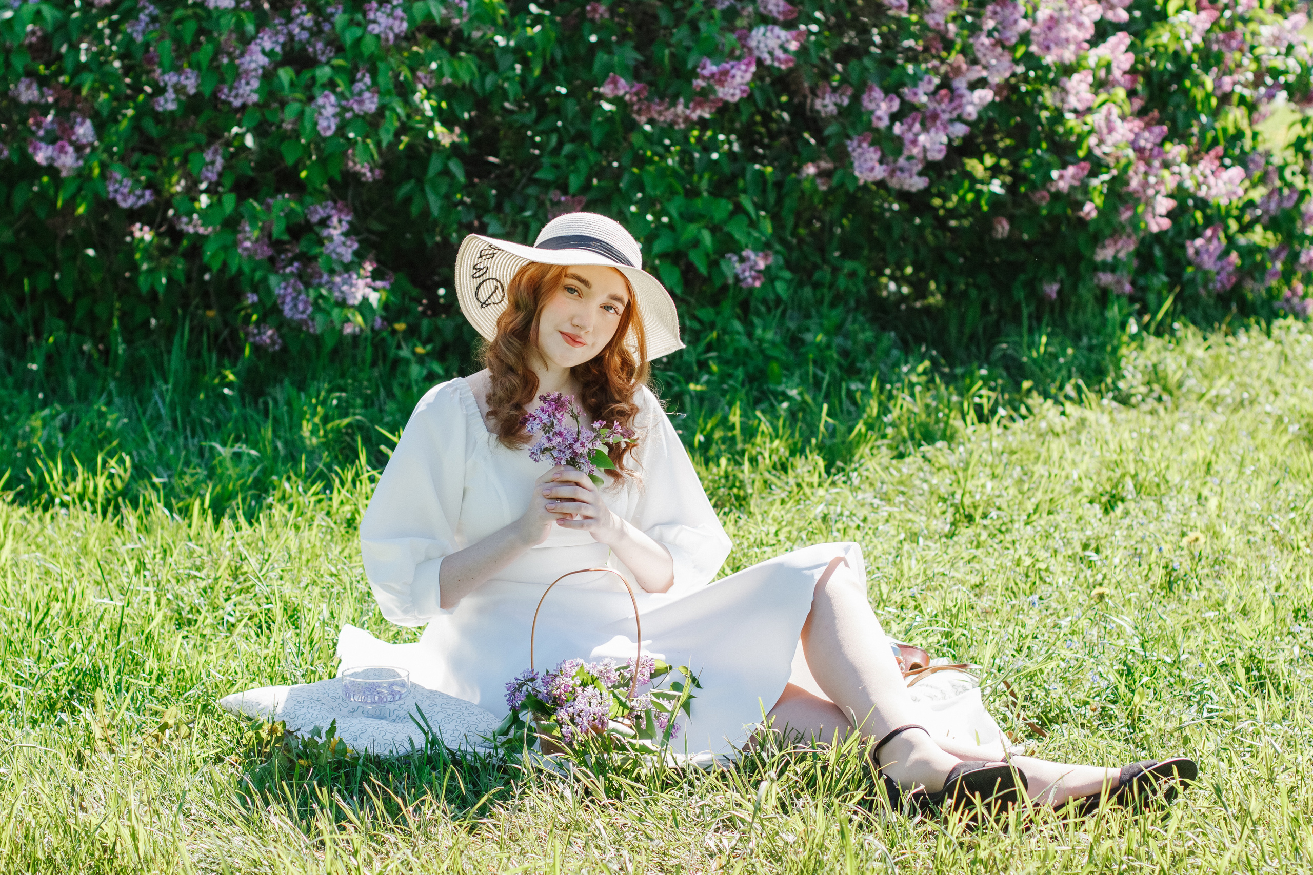 Фотосессия с цветущей сиренью. Контентный фотограф в Перми Натали Кытманова