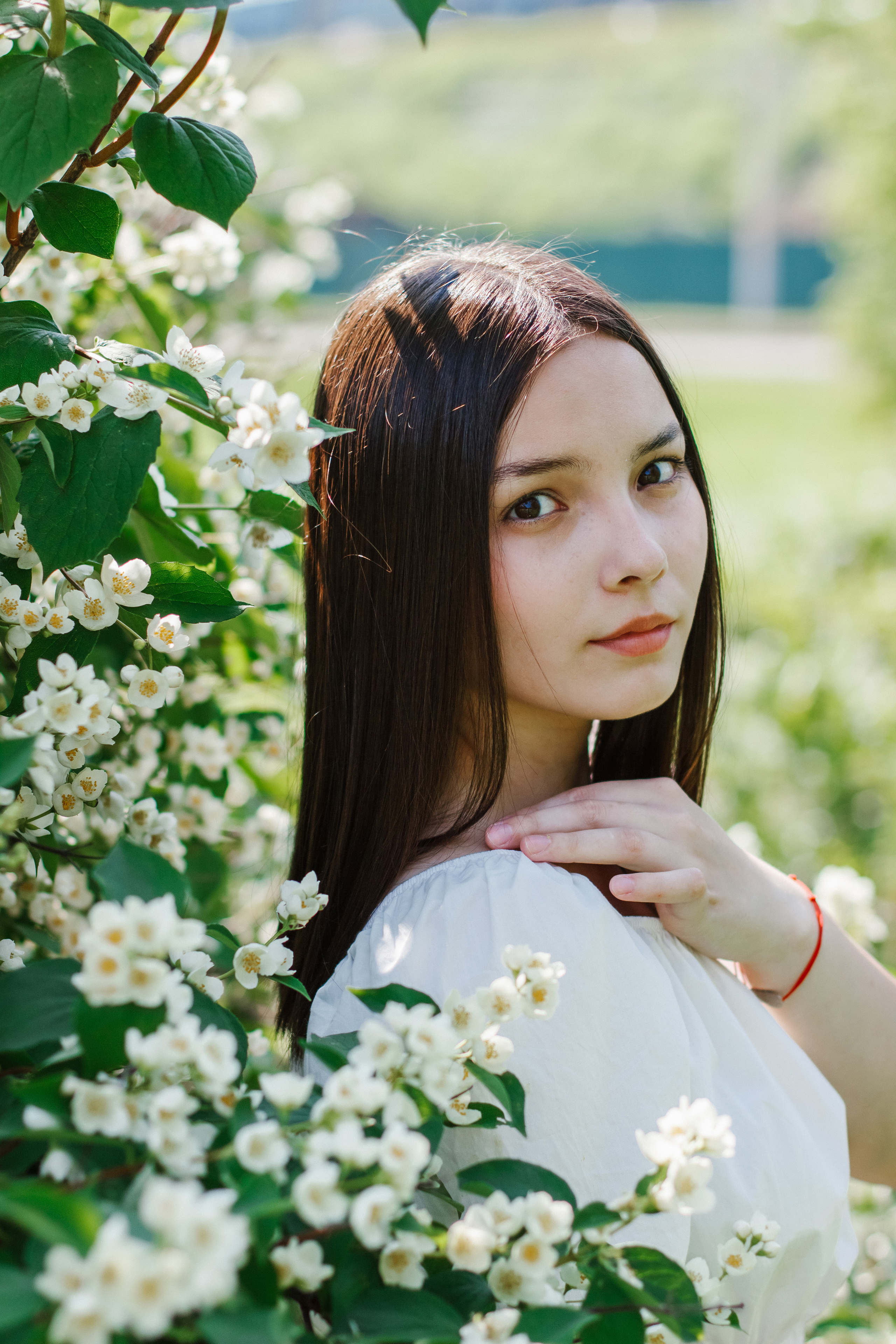 Фотосессия с цветущим жасмином. Контентный фотограф в Перми Натали Кытманова