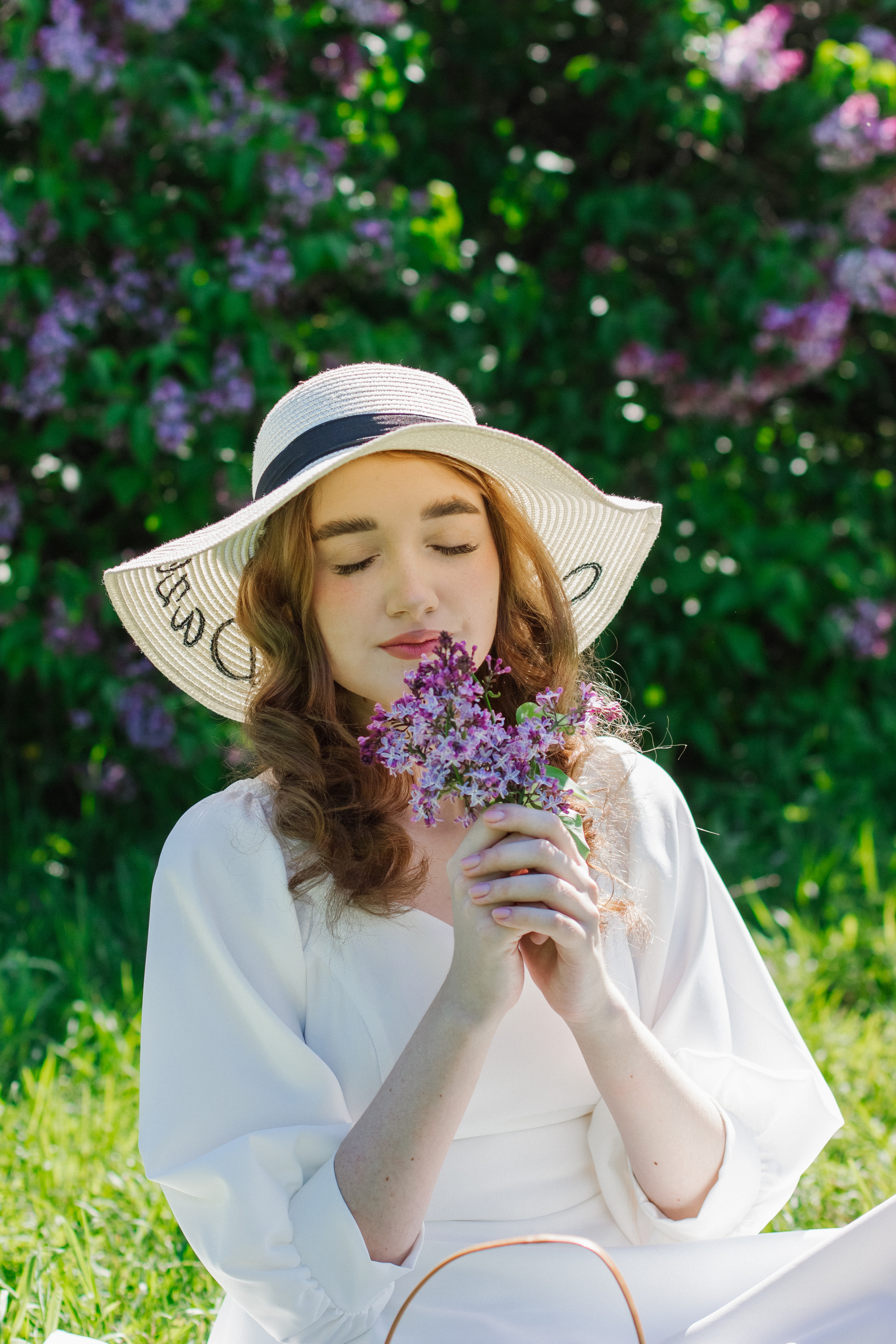 Фотосессия с цветущей сиренью. Контентный фотограф в Перми Натали Кытманова