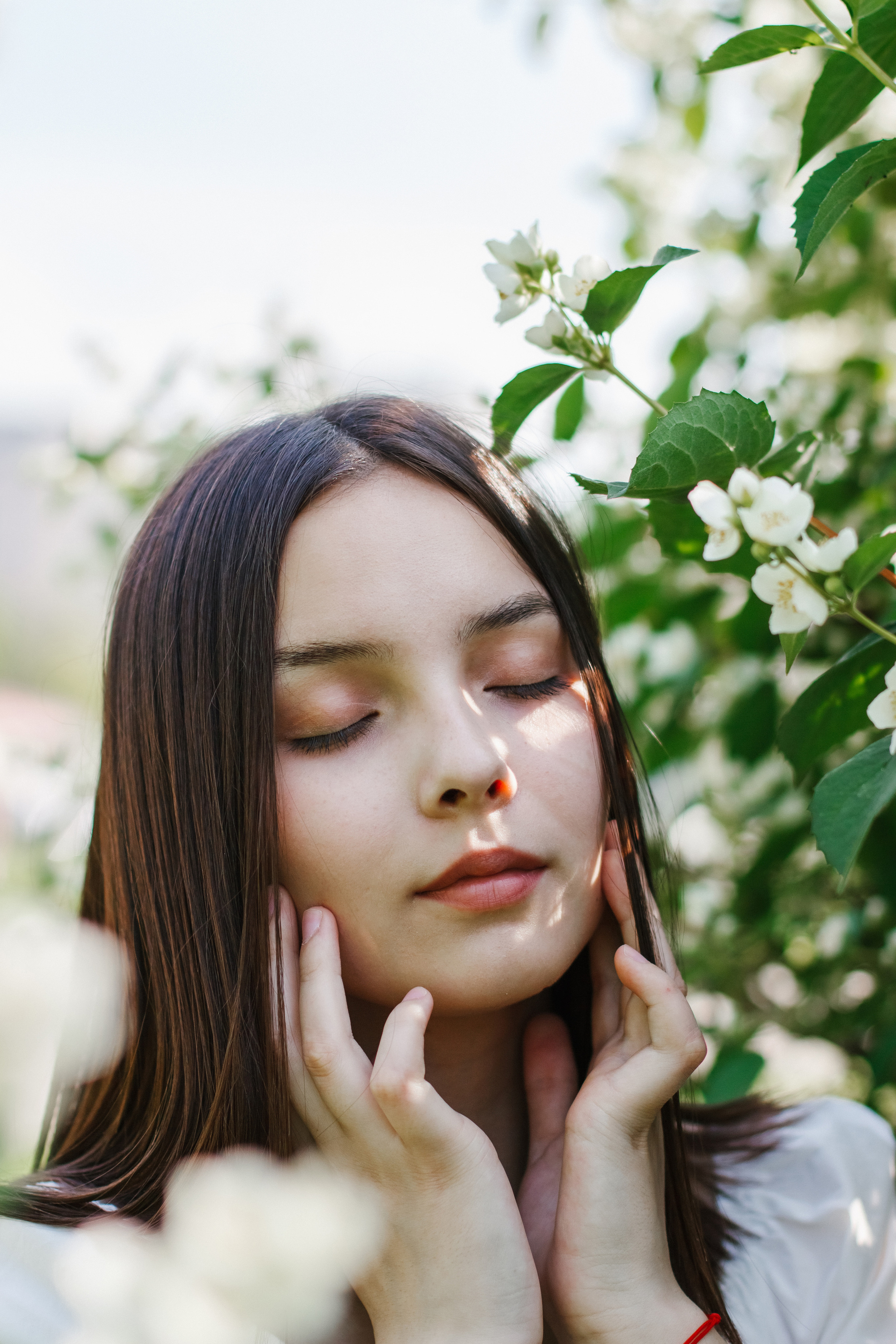 Фотосессия с цветущим жасмином. Контентный фотограф в Перми Натали Кытманова