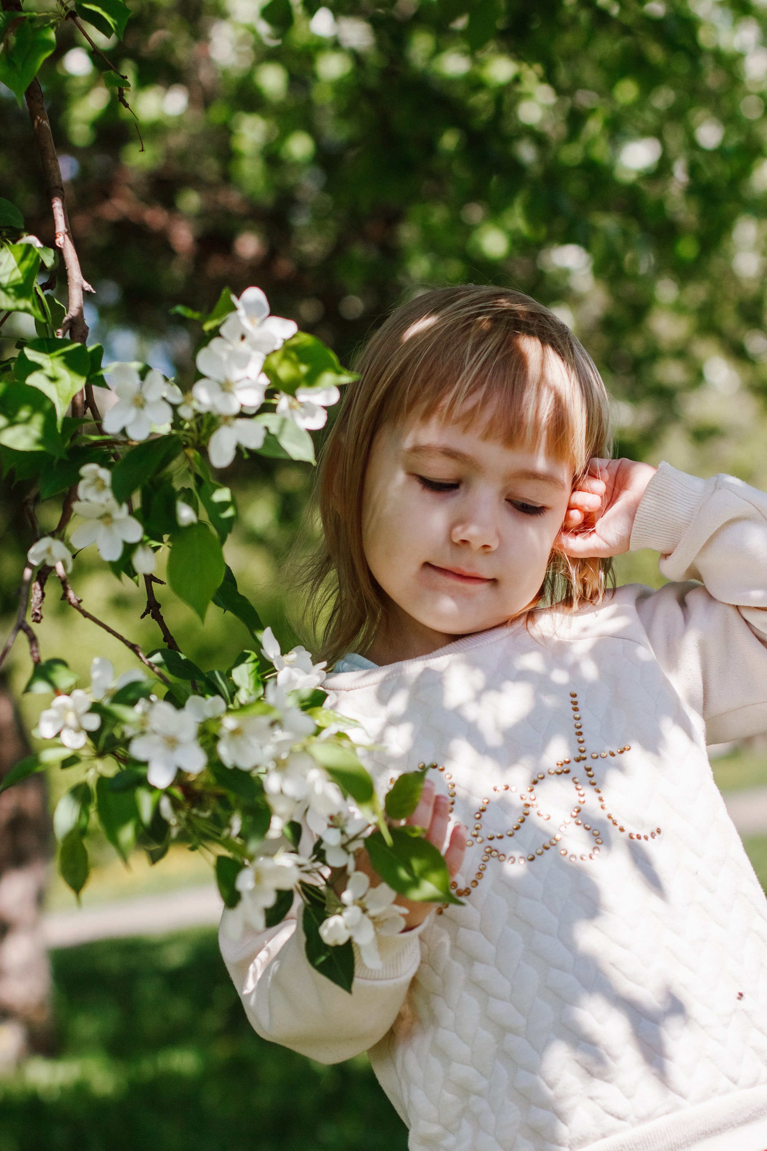 Фотосессия с цветущими яблонями. Контентный фотограф в Перми Натали Кытманова