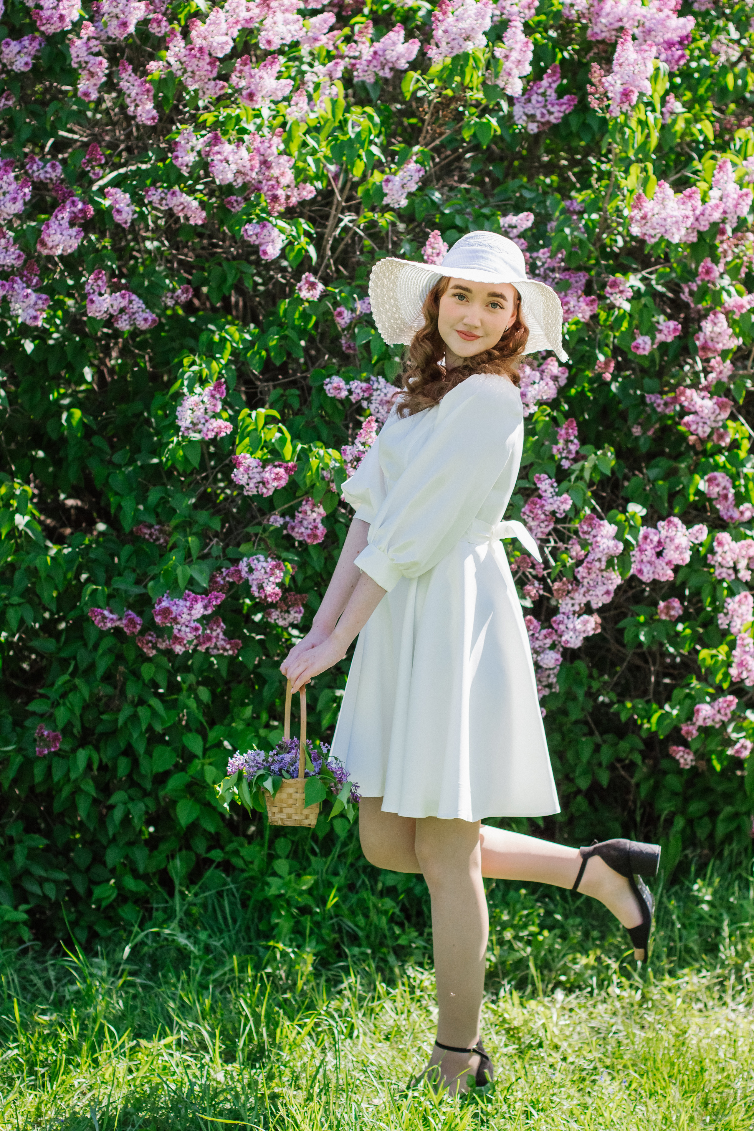 Фотосессия с цветущей сиренью. Контентный фотограф в Перми Натали Кытманова