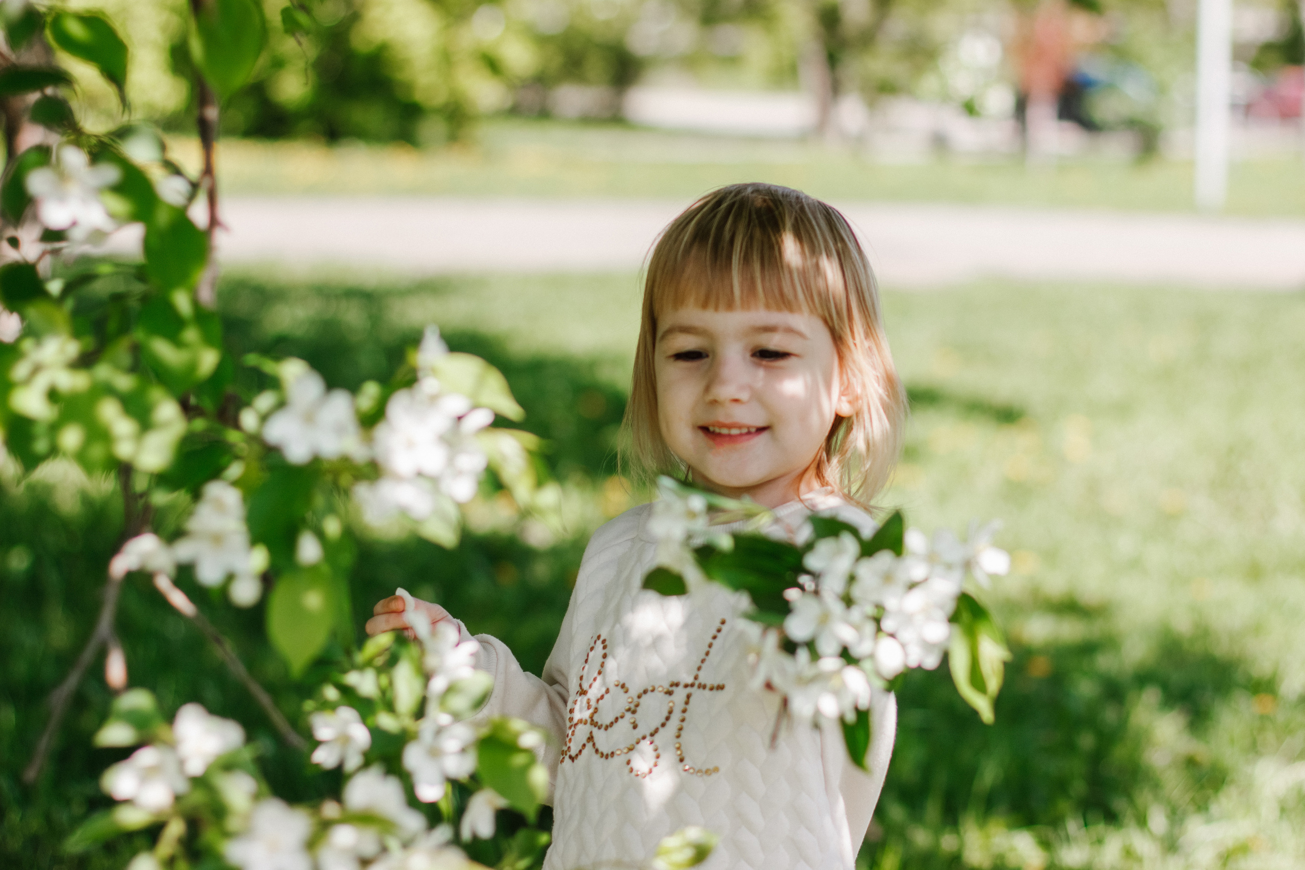 Фотосессия с цветущими яблонями. Контентный фотограф в Перми Натали Кытманова