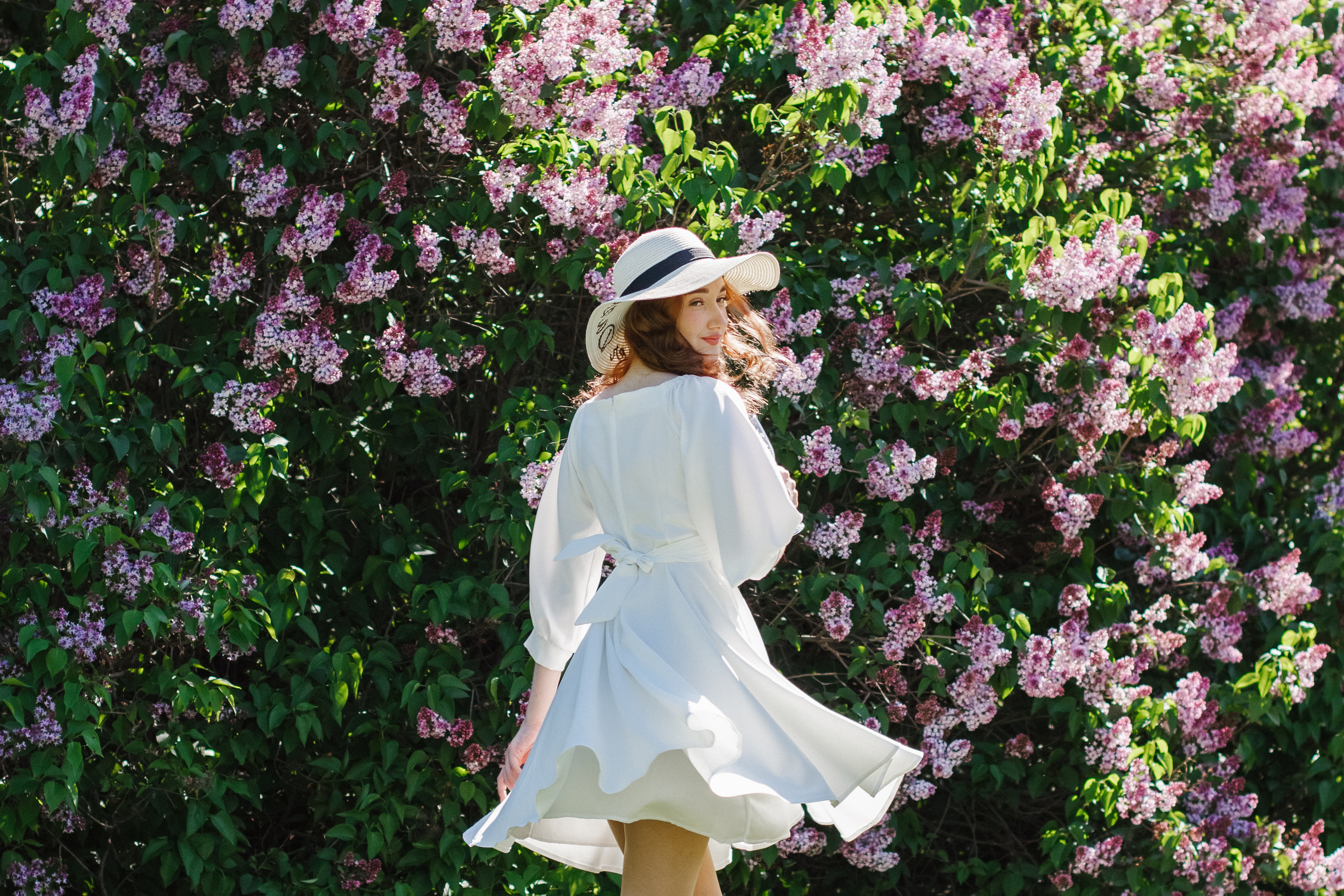 Фотосессия с цветущей сиренью. Контентный фотограф в Перми Натали Кытманова