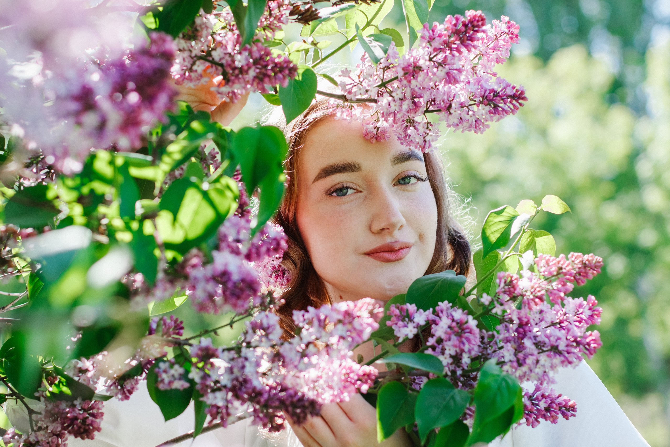 Фотосессия с цветущей сиренью. Контентный фотограф в Перми Натали Кытманова