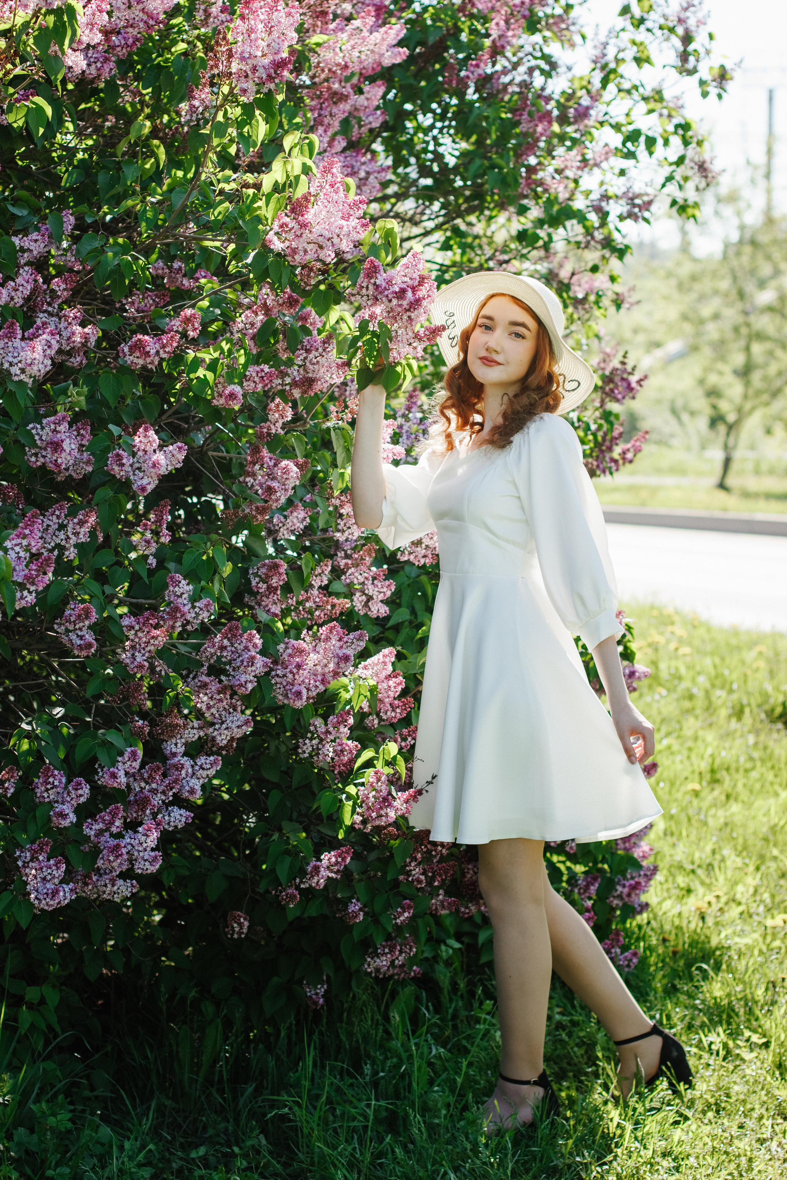 Фотосессия с цветущей сиренью. Контентный фотограф в Перми Натали Кытманова