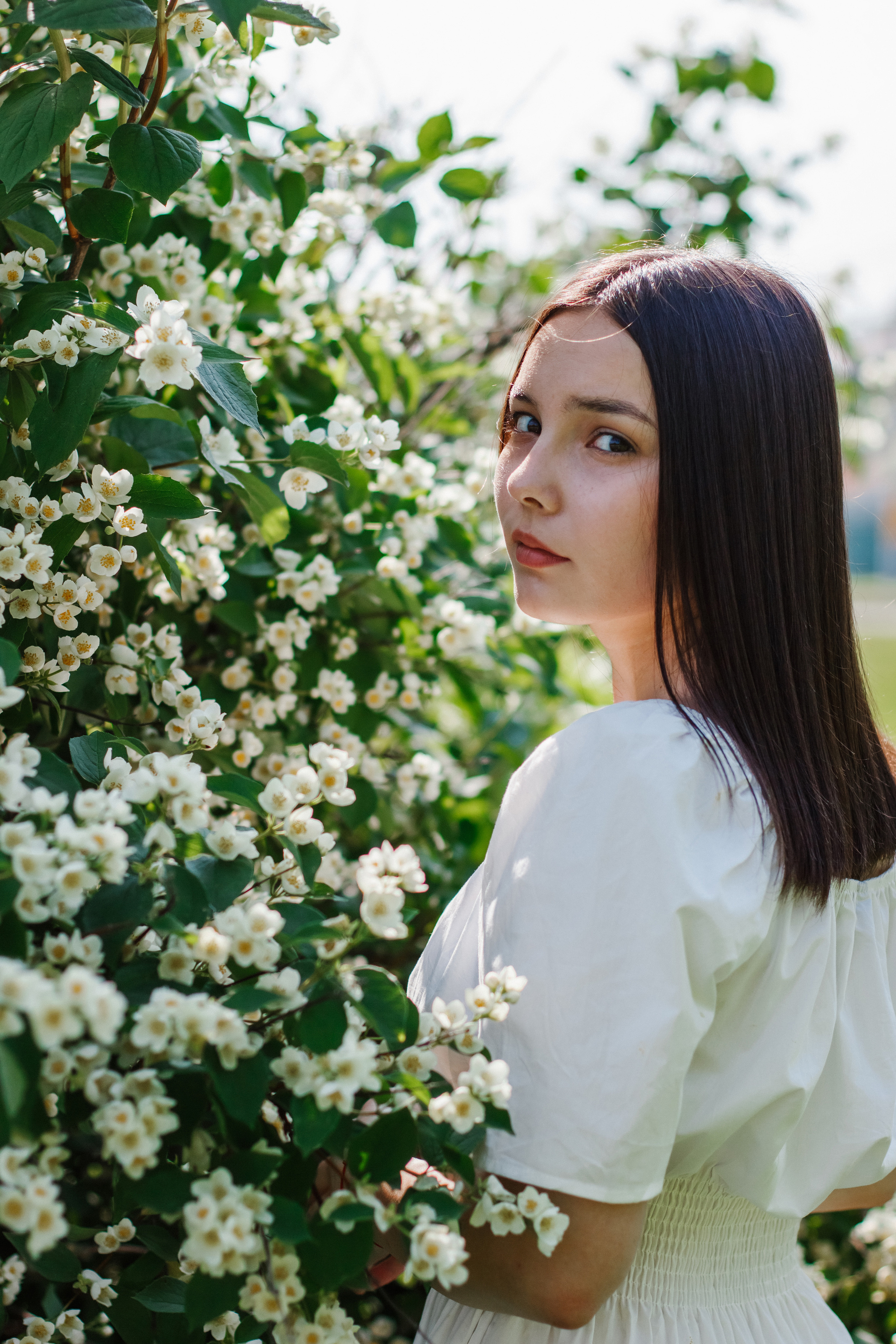 Фотосессия с цветущим жасмином. Контентный фотограф в Перми Натали Кытманова