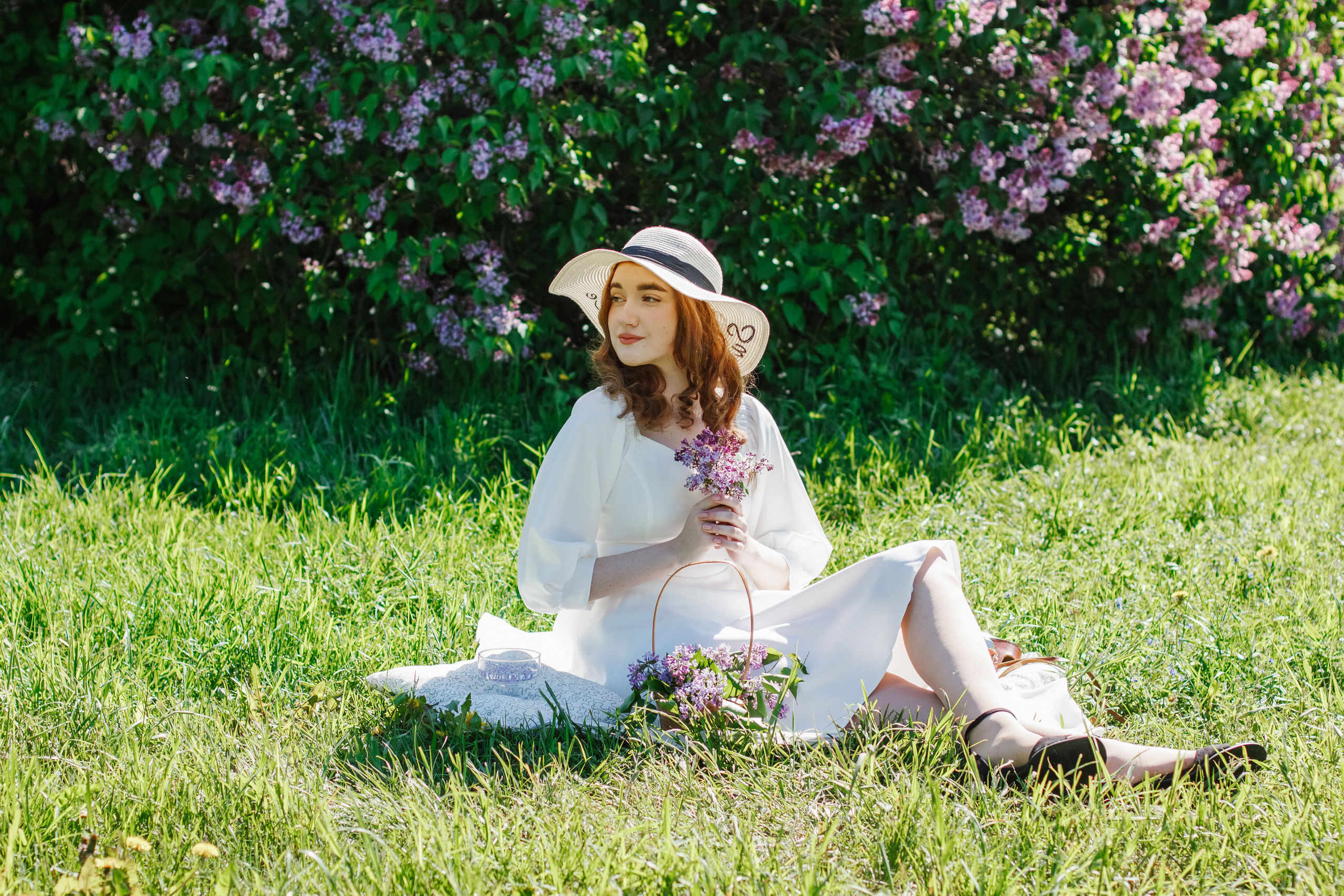 Фотосессия с цветущей сиренью. Контентный фотограф в Перми Натали Кытманова