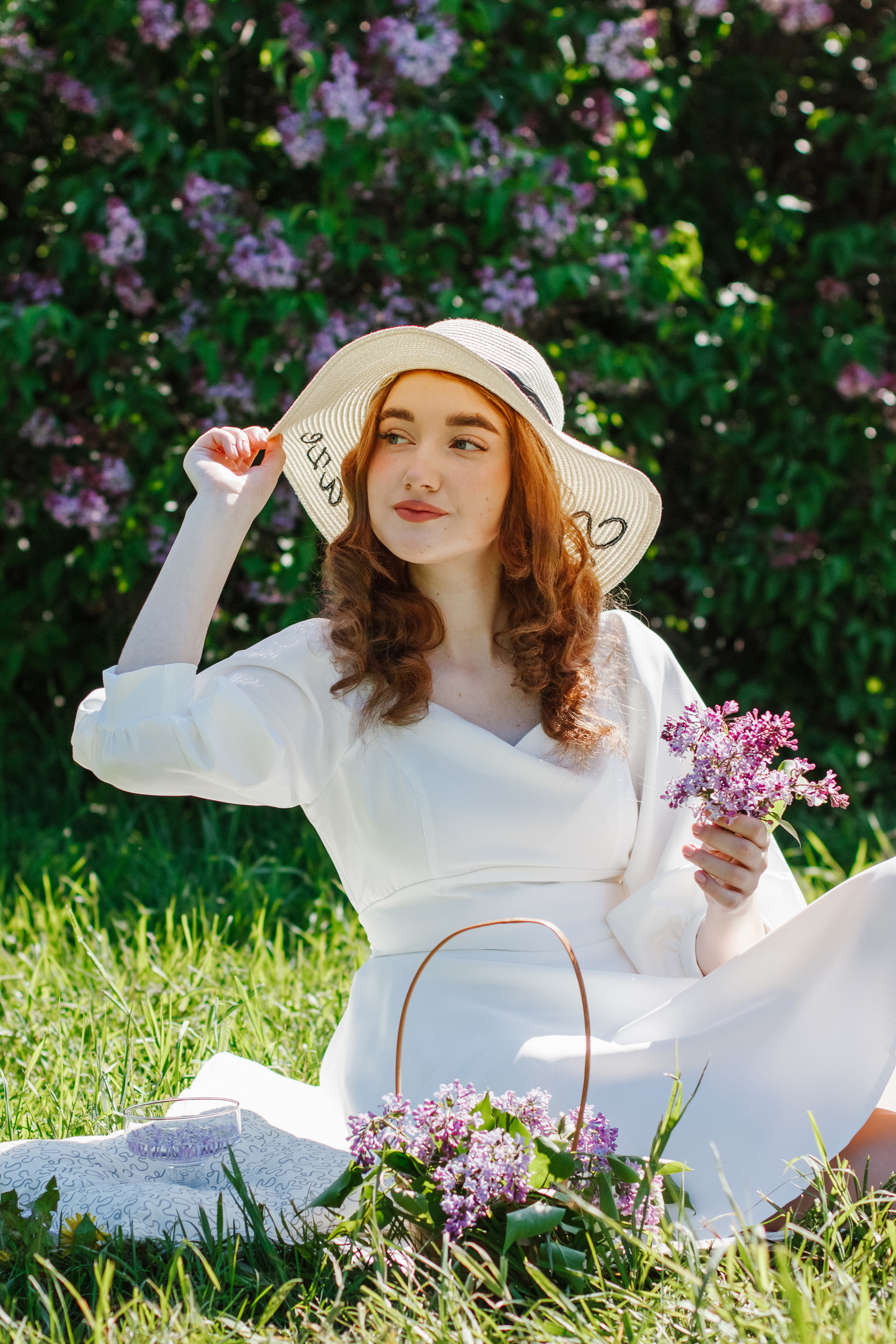Фотосессия с цветущей сиренью. Контентный фотограф в Перми Натали Кытманова