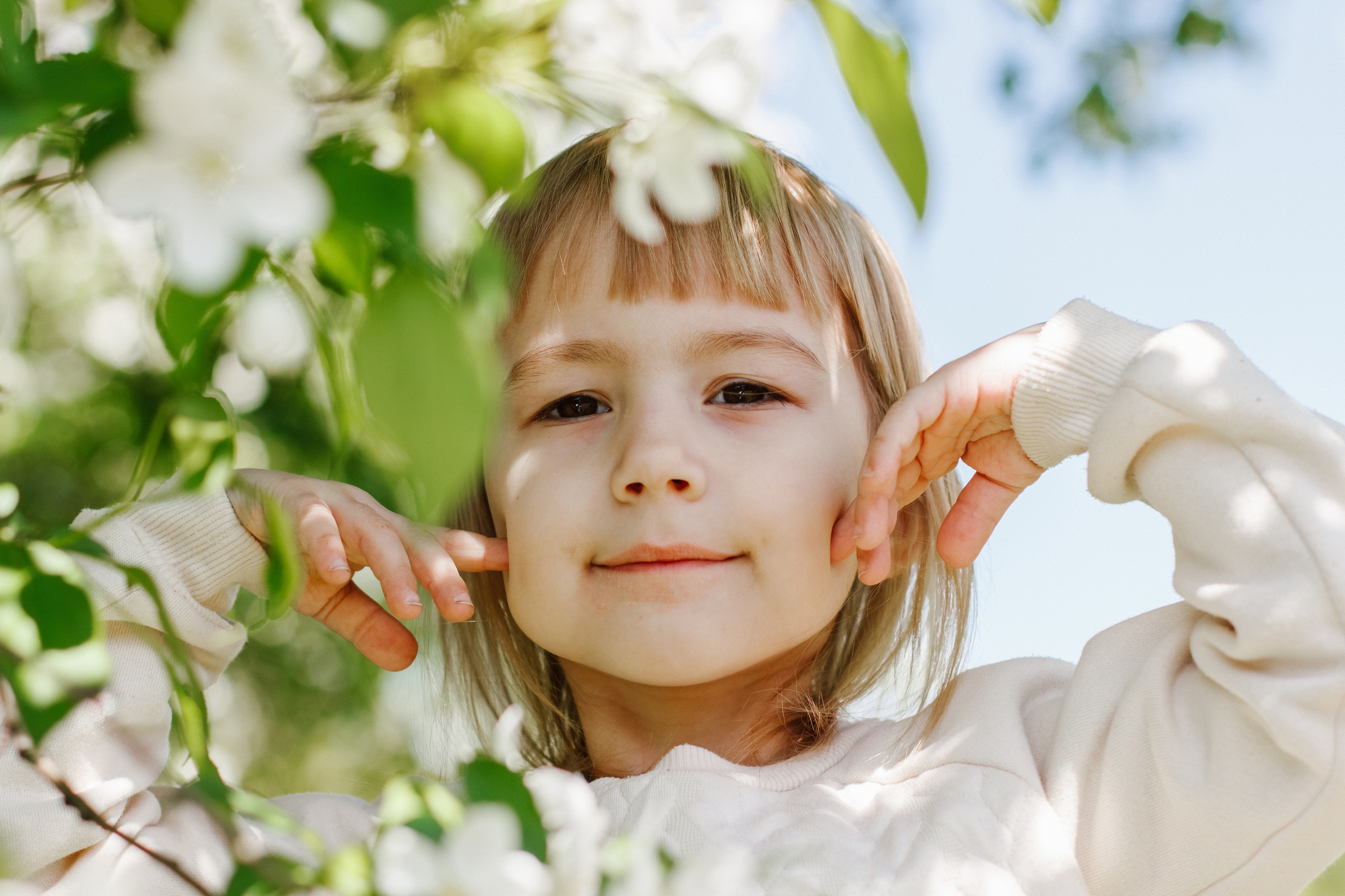 Фотосессия с цветущими яблонями. Контентный фотограф в Перми Натали Кытманова