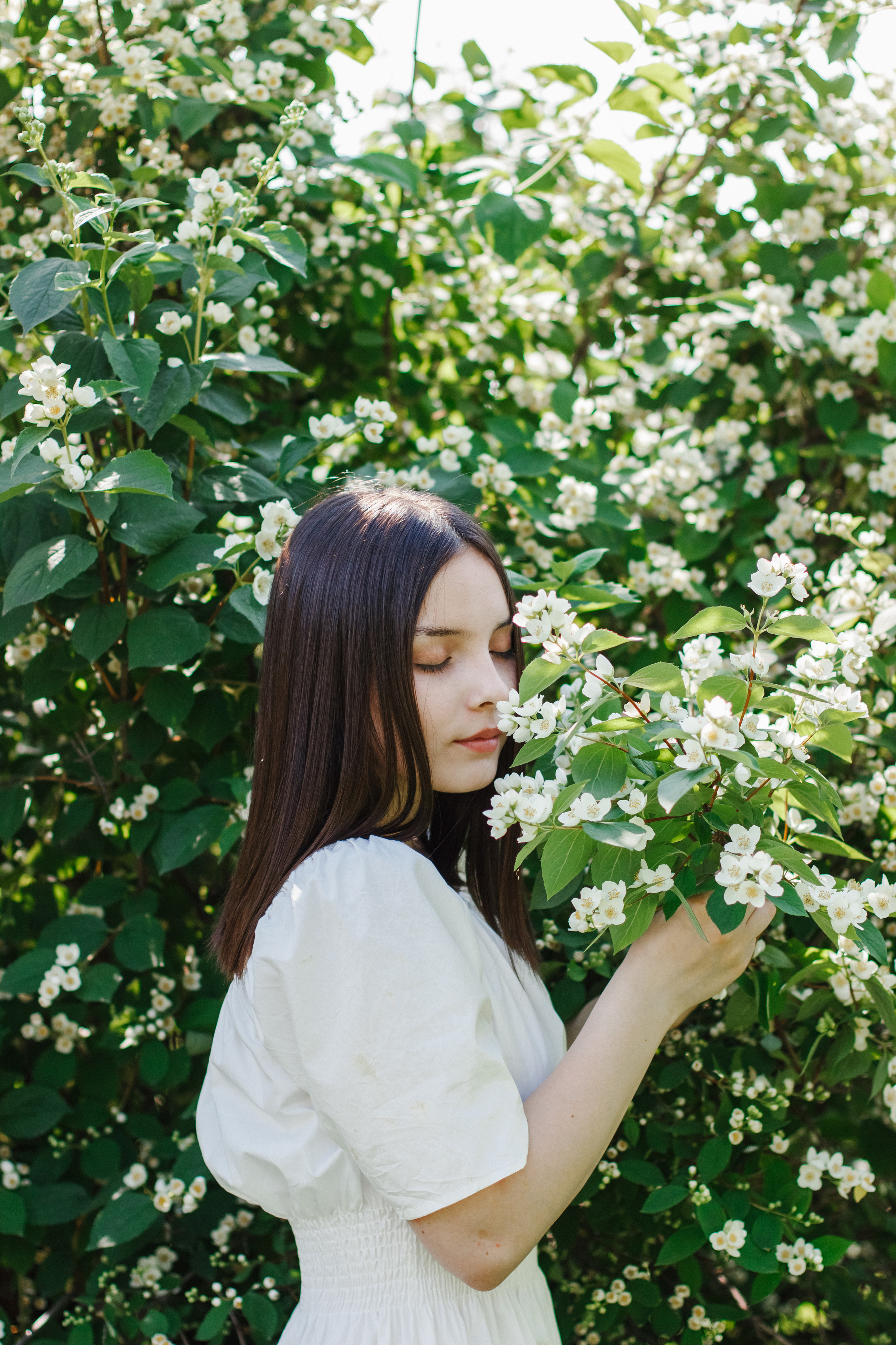 Фотосессия с цветущим жасмином. Контентный фотограф в Перми Натали Кытманова