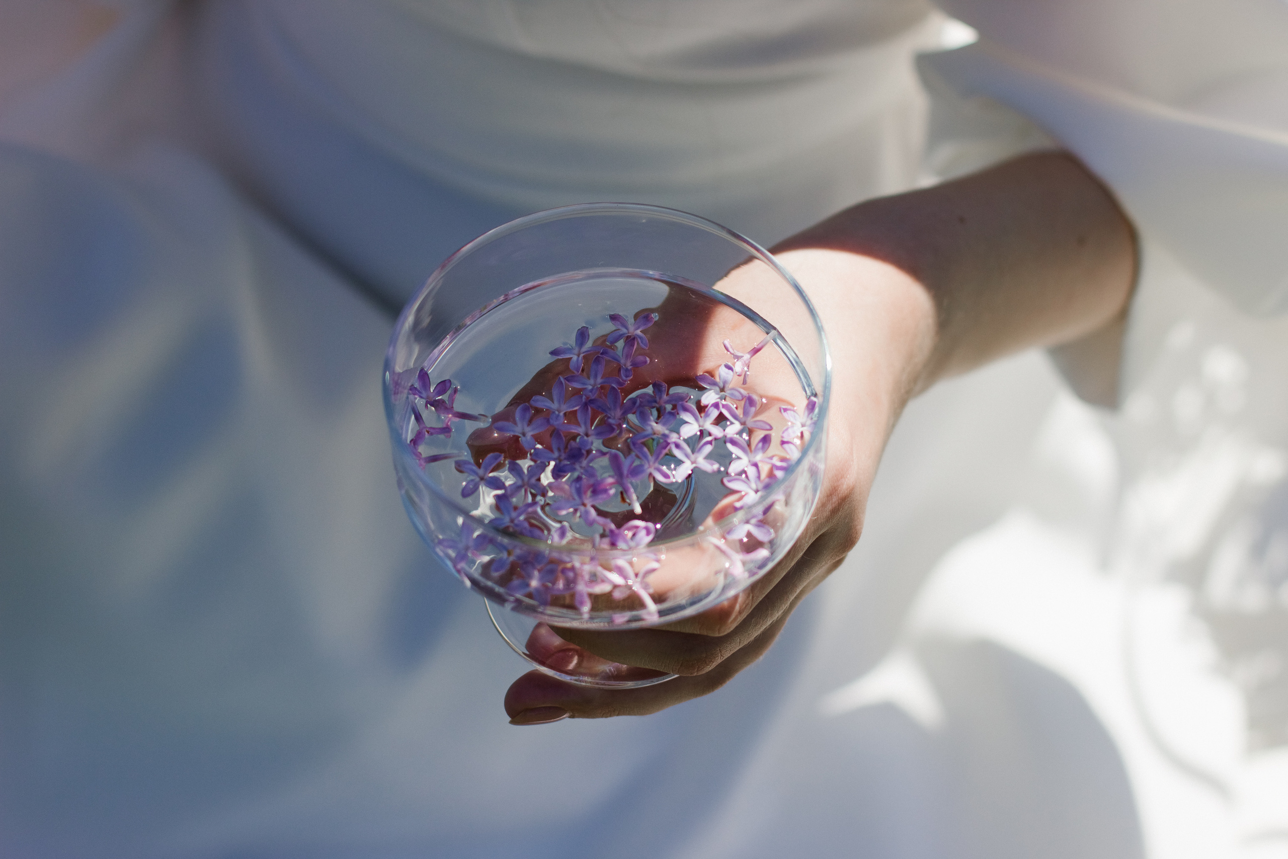 Фотосессия с цветущей сиренью. Контентный фотограф в Перми Натали Кытманова