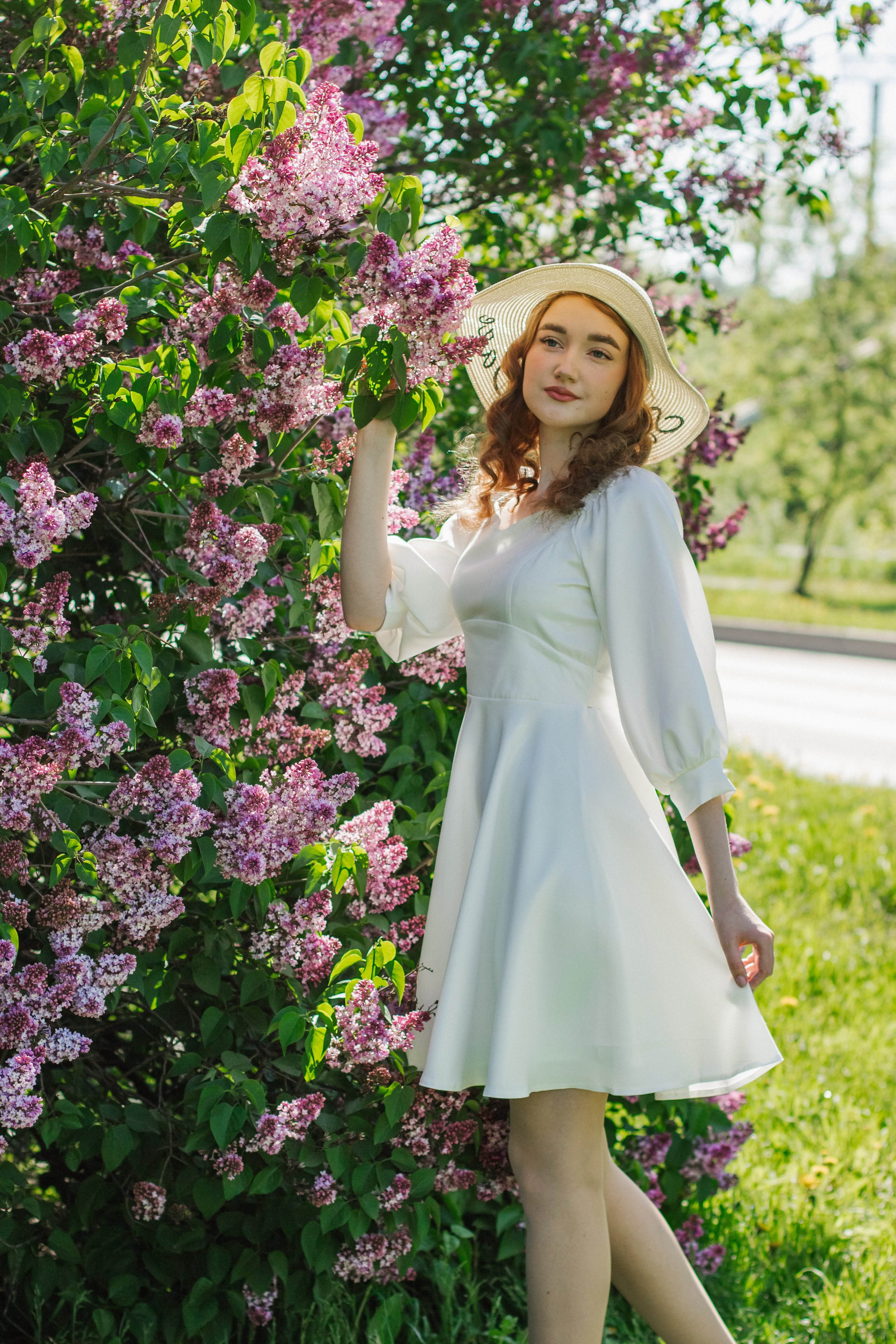 Фотосессия с цветущей сиренью. Контентный фотограф в Перми Натали Кытманова