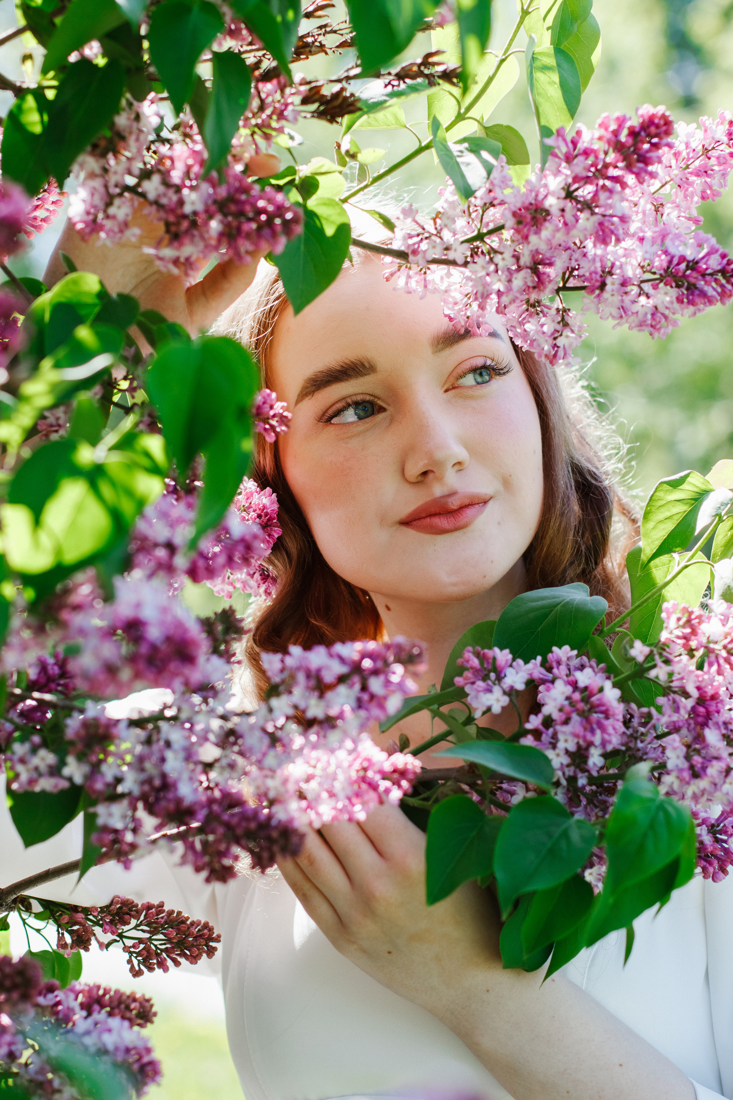 Фотосессия с цветущей сиренью. Контентный фотограф в Перми Натали Кытманова