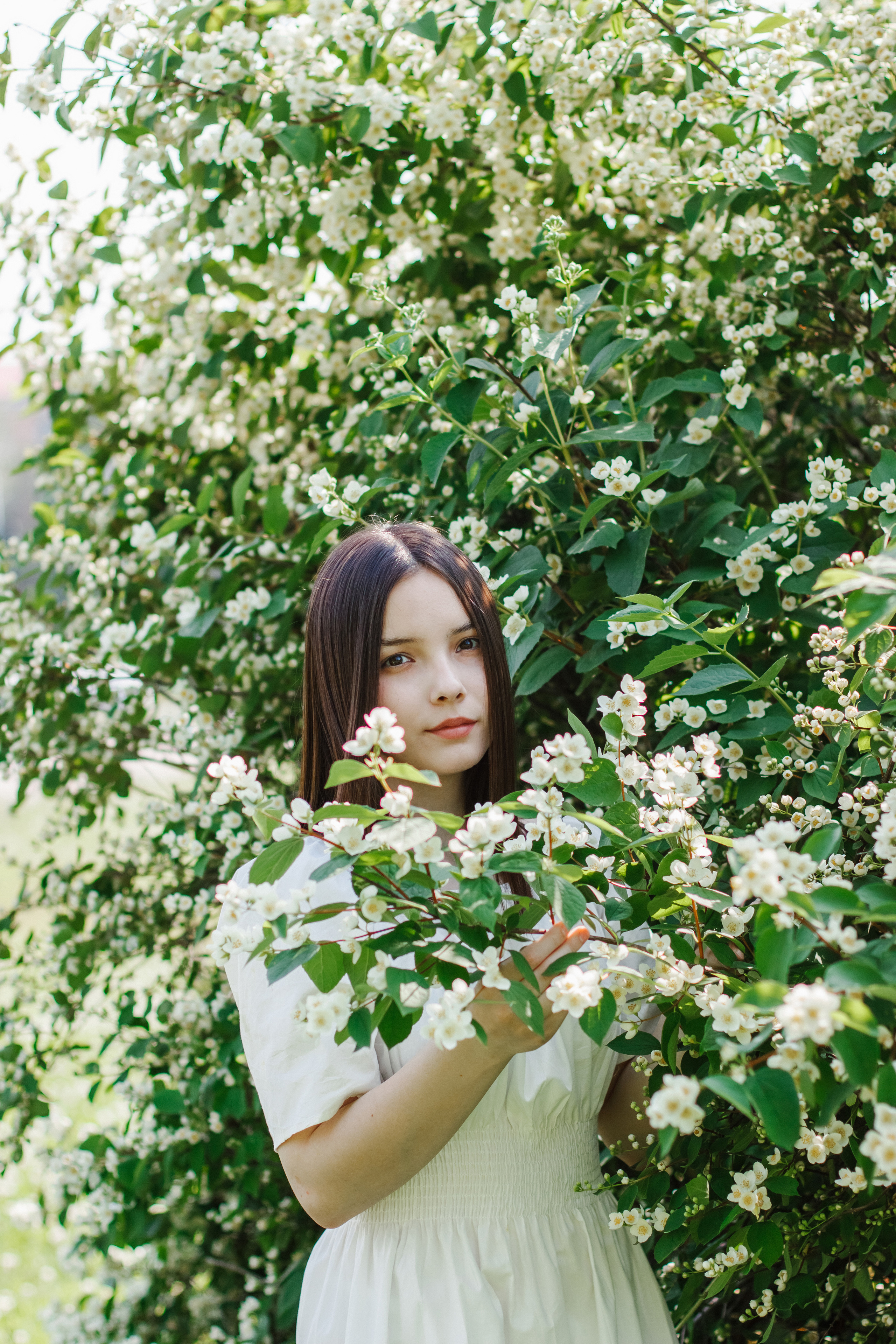 Фотосессия с цветущим жасмином. Контентный фотограф в Перми Натали Кытманова