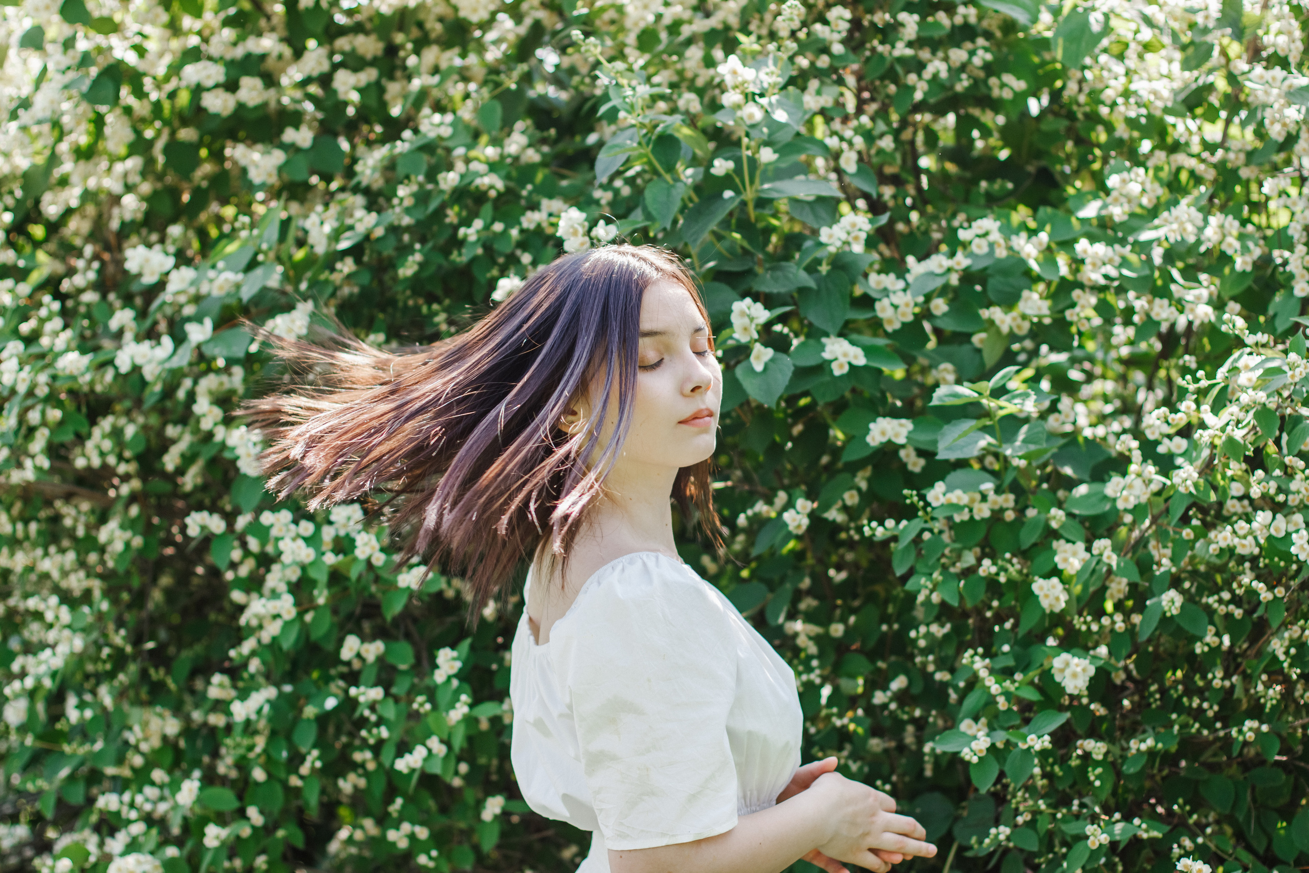 Фотосессия с цветущим жасмином. Контентный фотограф в Перми Натали Кытманова