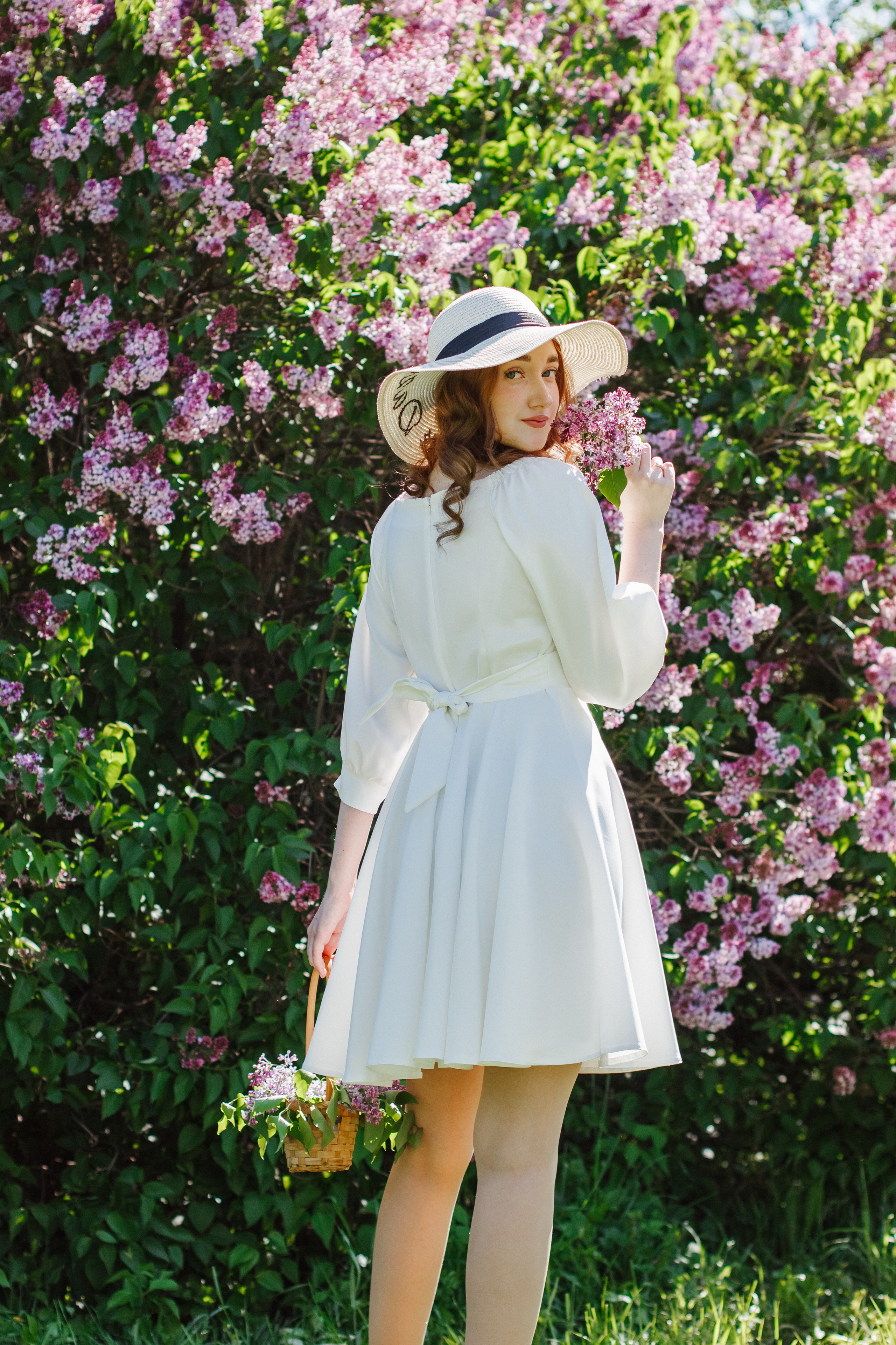 Фотосессия с цветущей сиренью. Контентный фотограф в Перми Натали Кытманова