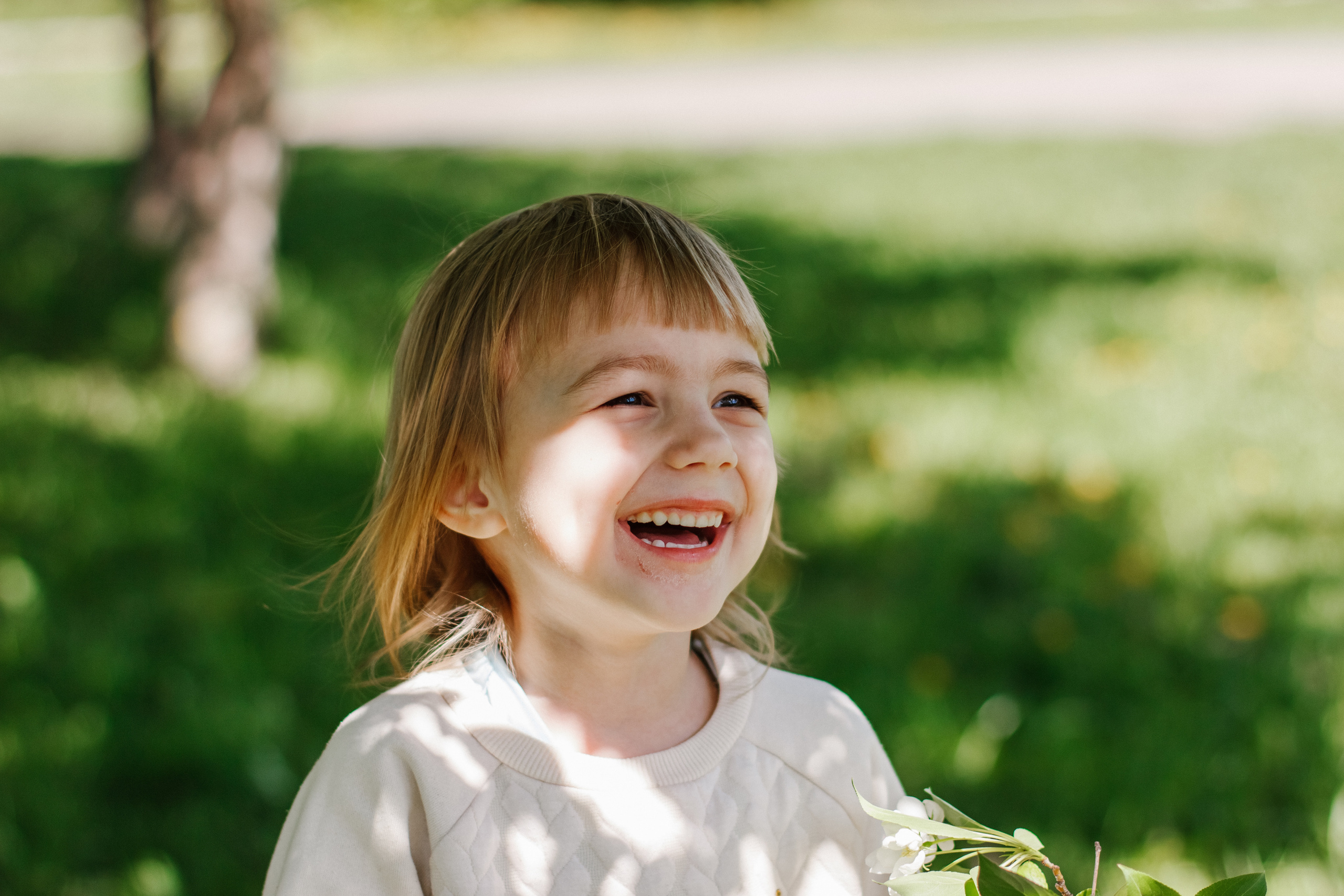 Фотосессия с цветущими яблонями. Контентный фотограф в Перми Натали Кытманова