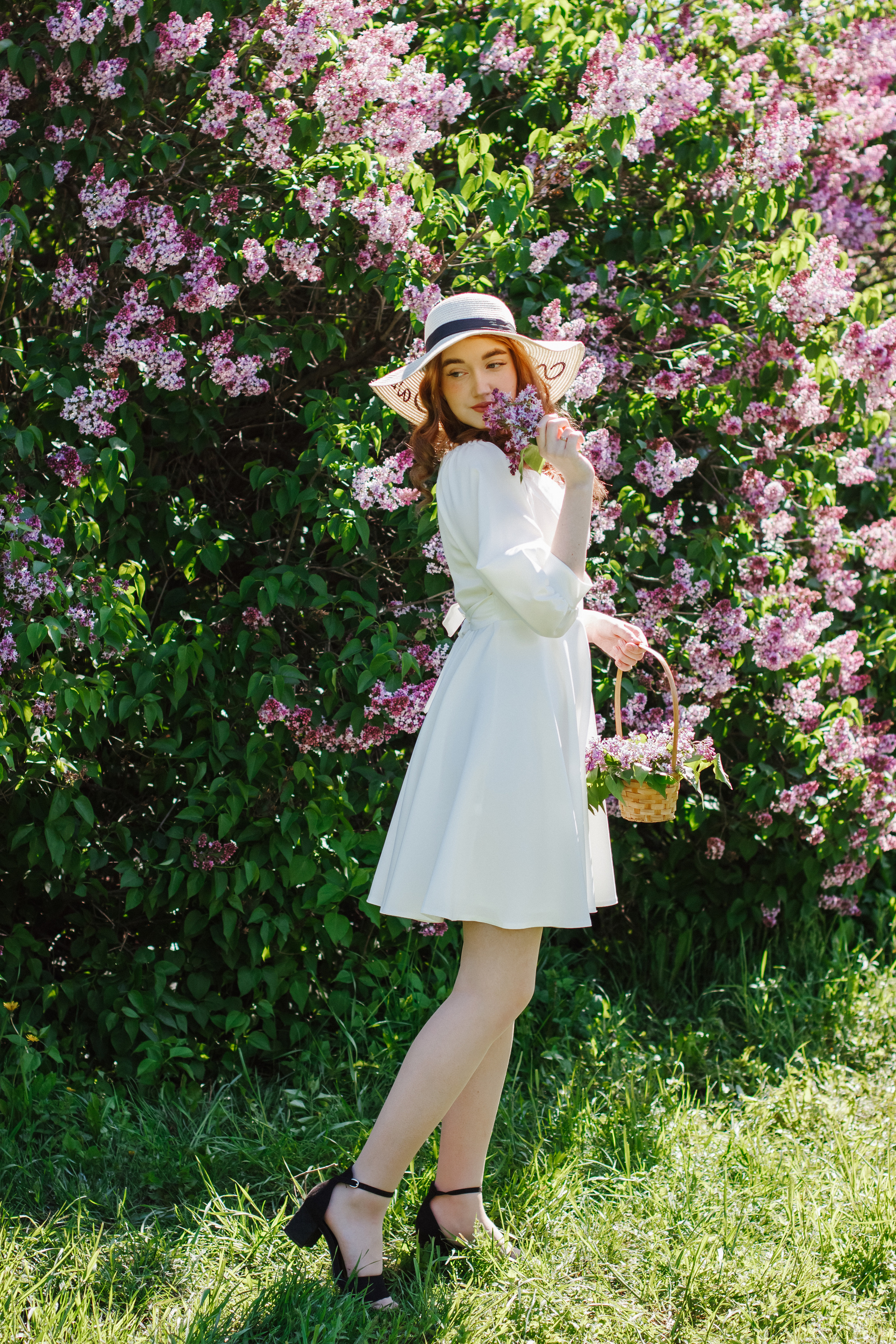 Фотосессия с цветущей сиренью. Контентный фотограф в Перми Натали Кытманова