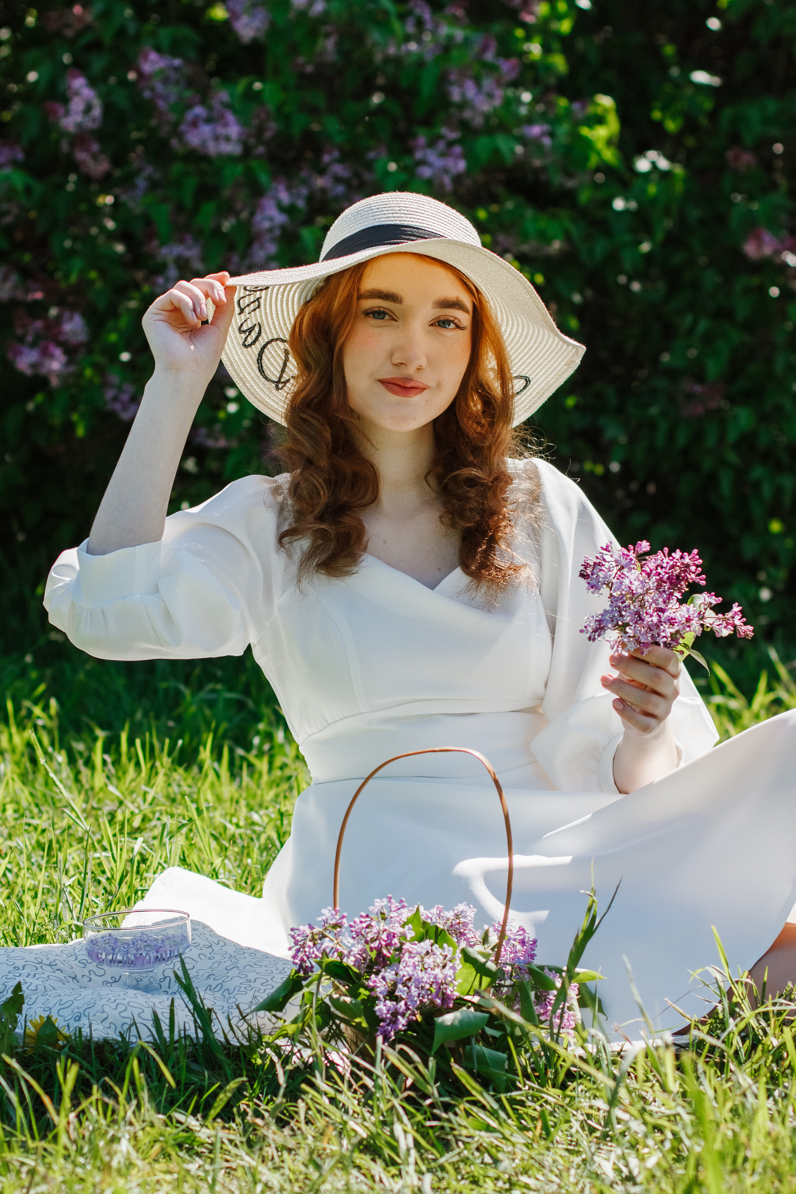 Фотосессия с цветущей сиренью. Контентный фотограф в Перми Натали Кытманова