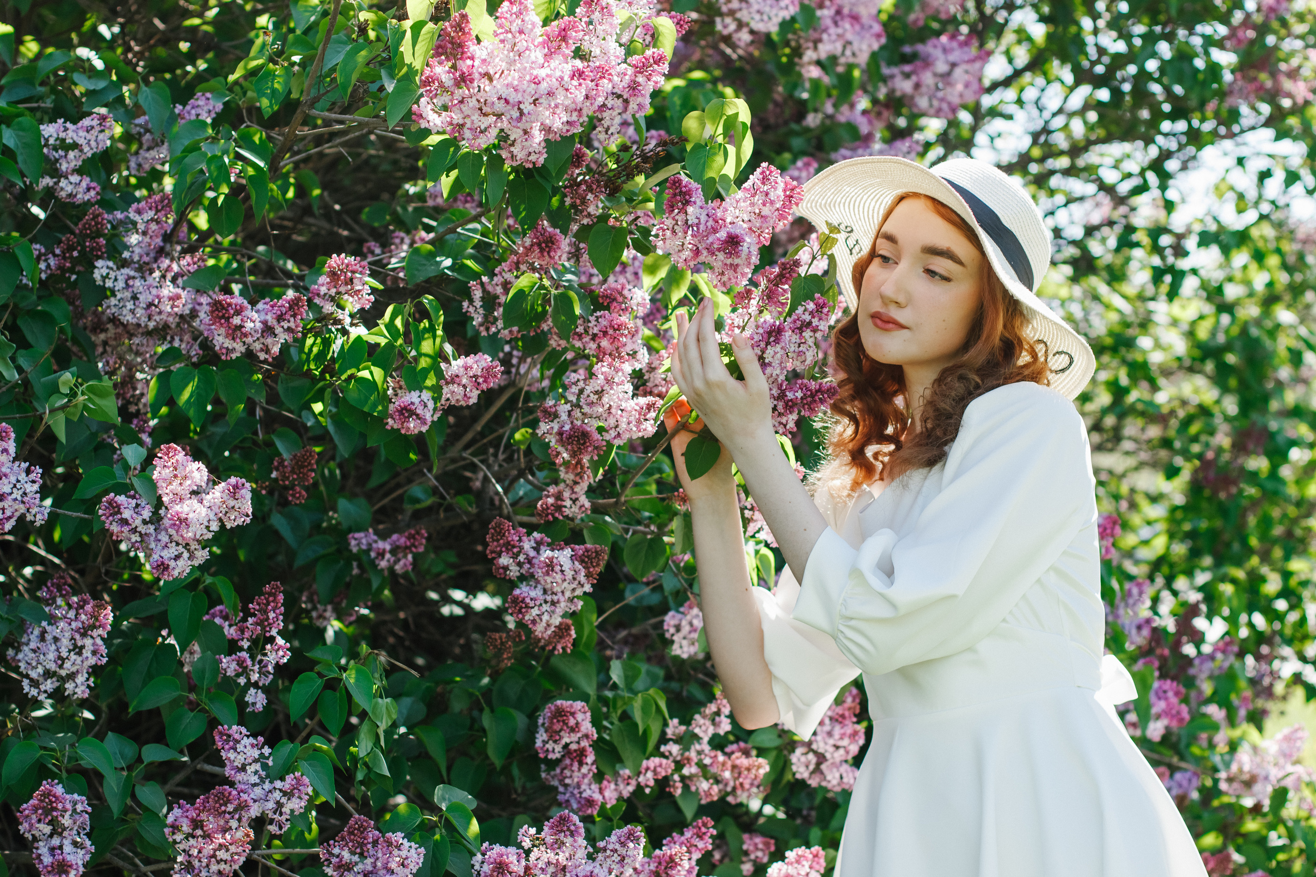 Фотосессия с цветущей сиренью. Контентный фотограф в Перми Натали Кытманова