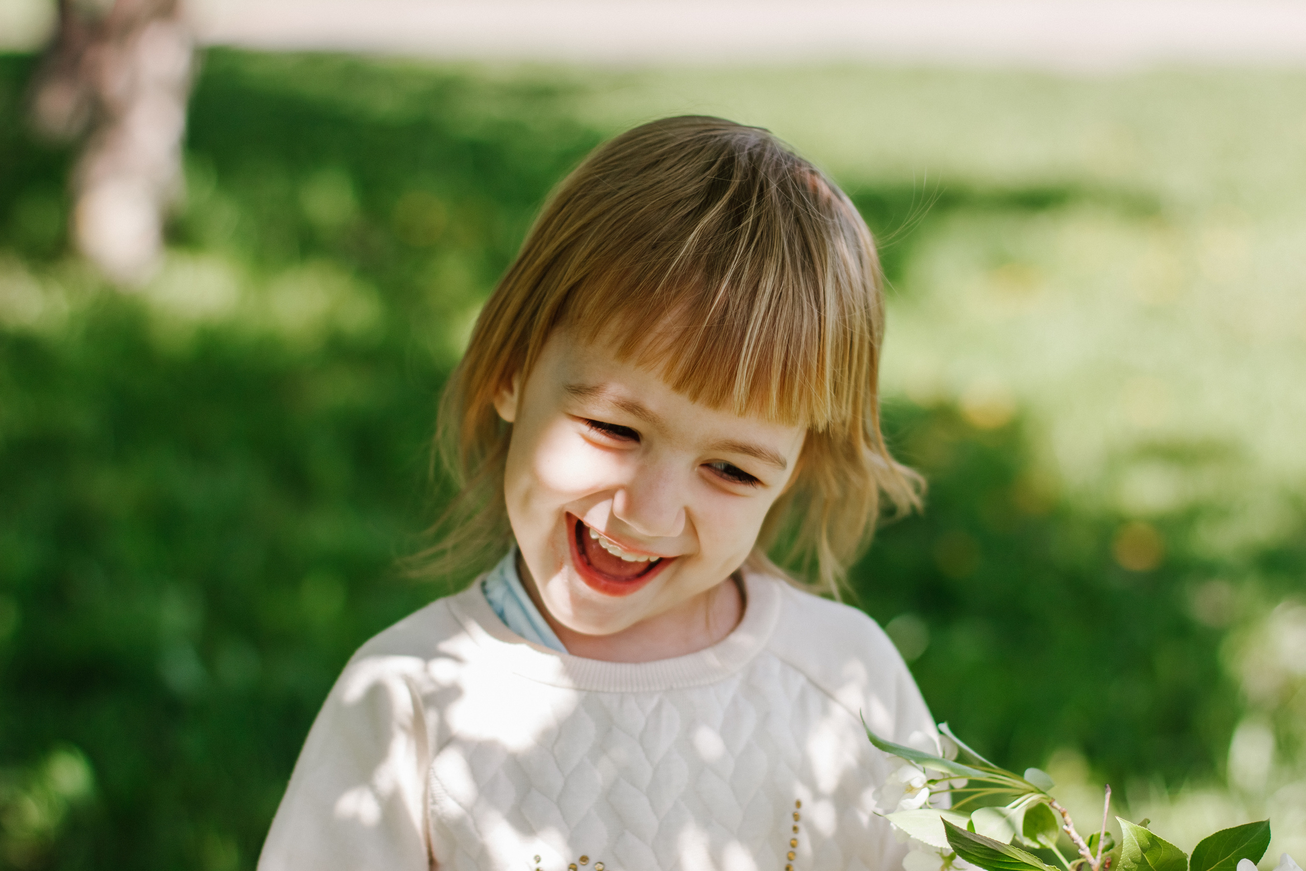 Фотосессия с цветущими яблонями. Контентный фотограф в Перми Натали Кытманова