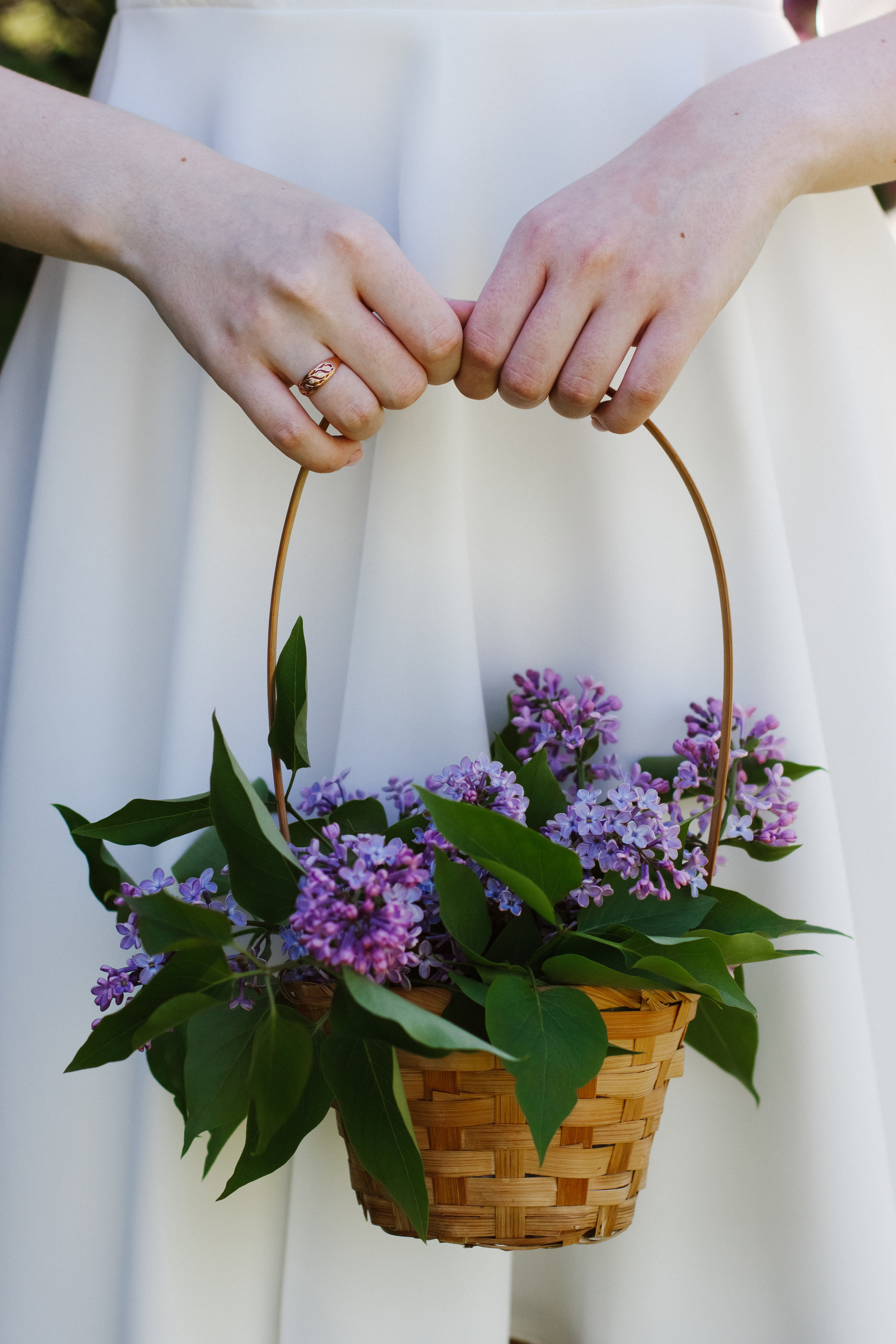 Фотосессия с цветущей сиренью. Контентный фотограф в Перми Натали Кытманова