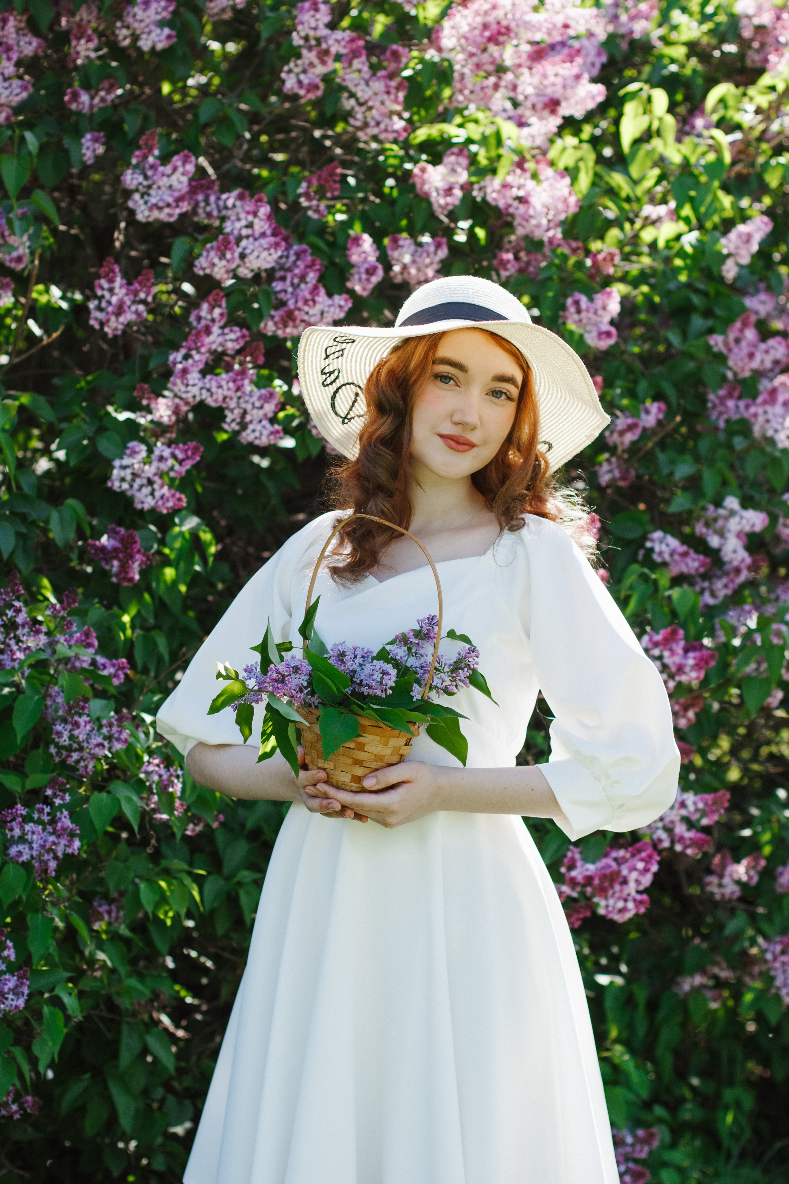 Фотосессия с цветущей сиренью. Контентный фотограф в Перми Натали Кытманова