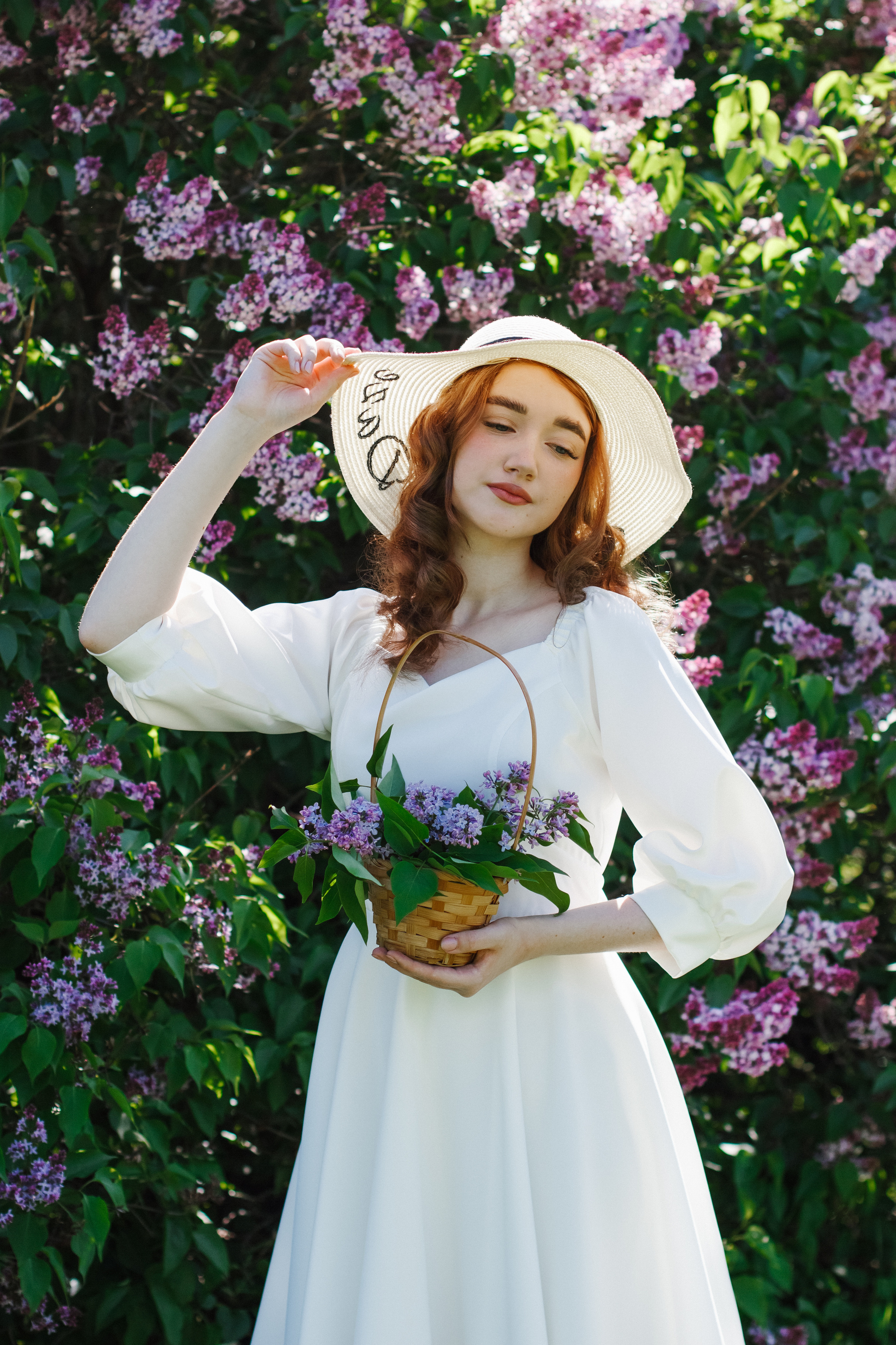 Фотосессия с цветущей сиренью. Контентный фотограф в Перми Натали Кытманова