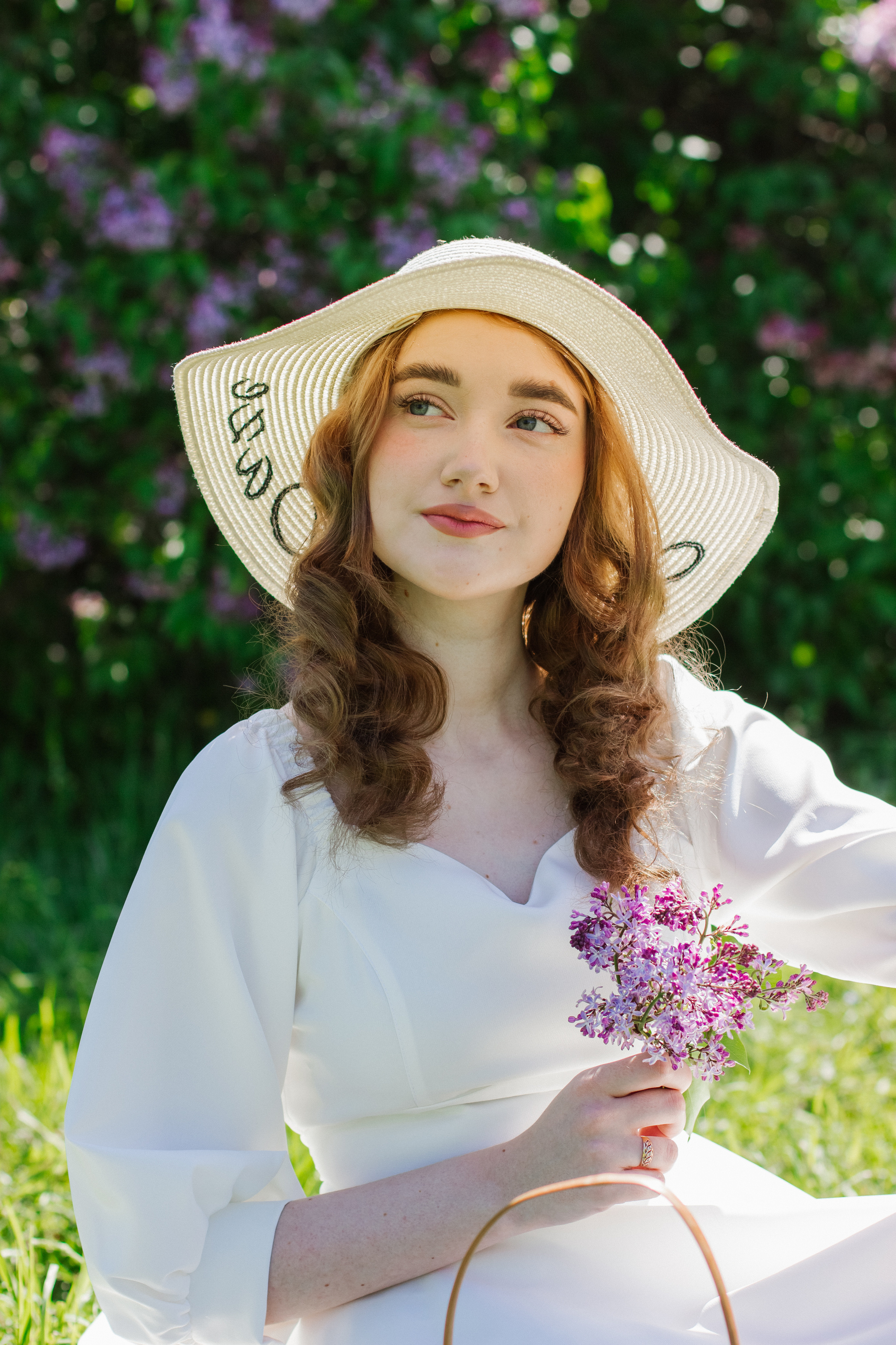 Фотосессия с цветущей сиренью. Контентный фотограф в Перми Натали Кытманова